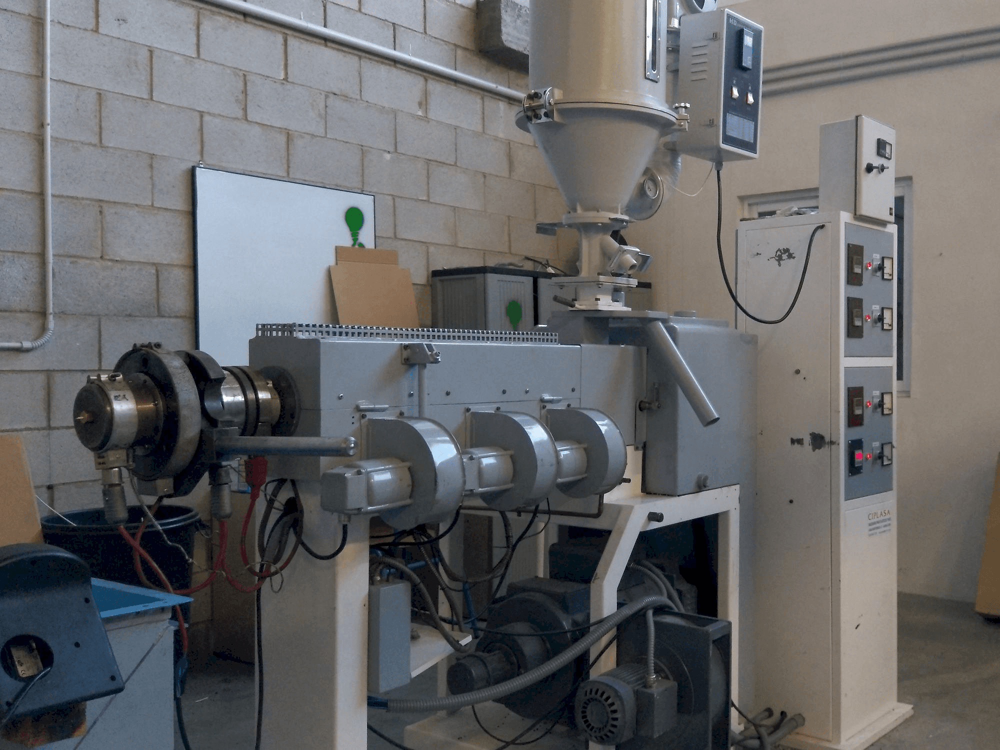 Linkerzijdeaanzicht van Mateu & Solé EX 38 machine