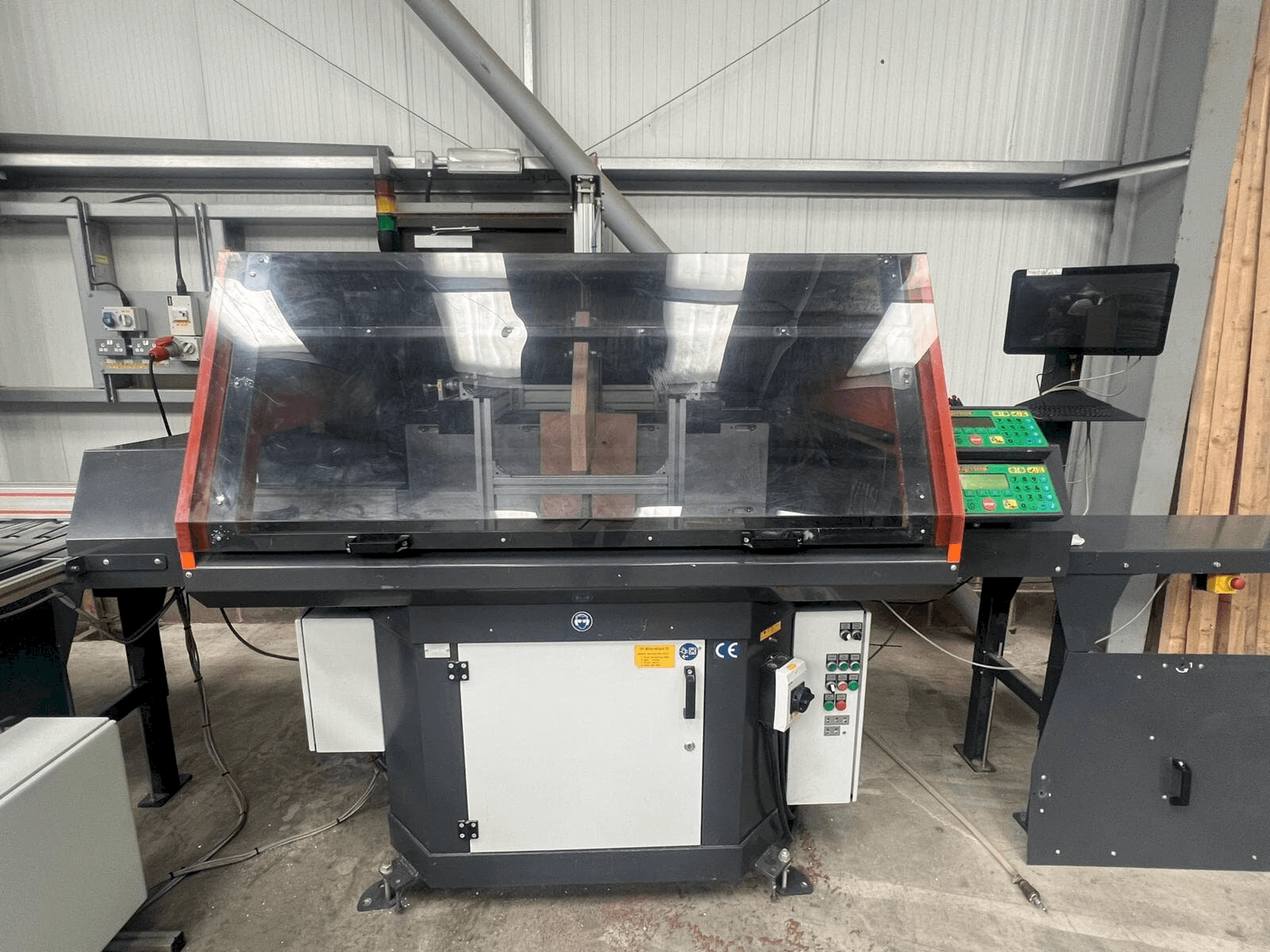 Vooraanzicht van TIGER UKA 600 Cross cut installation machine