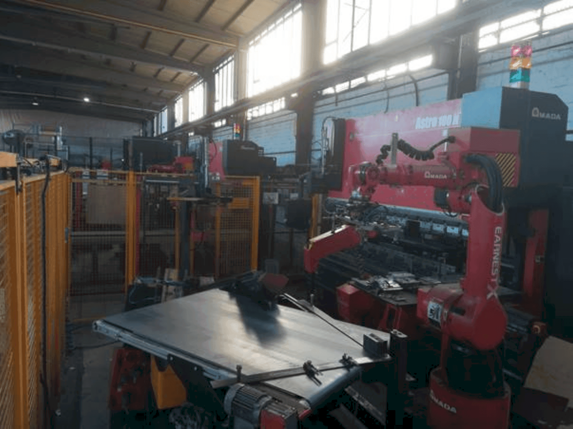 Vooraanzicht van AMADA Astro 100 NT machine