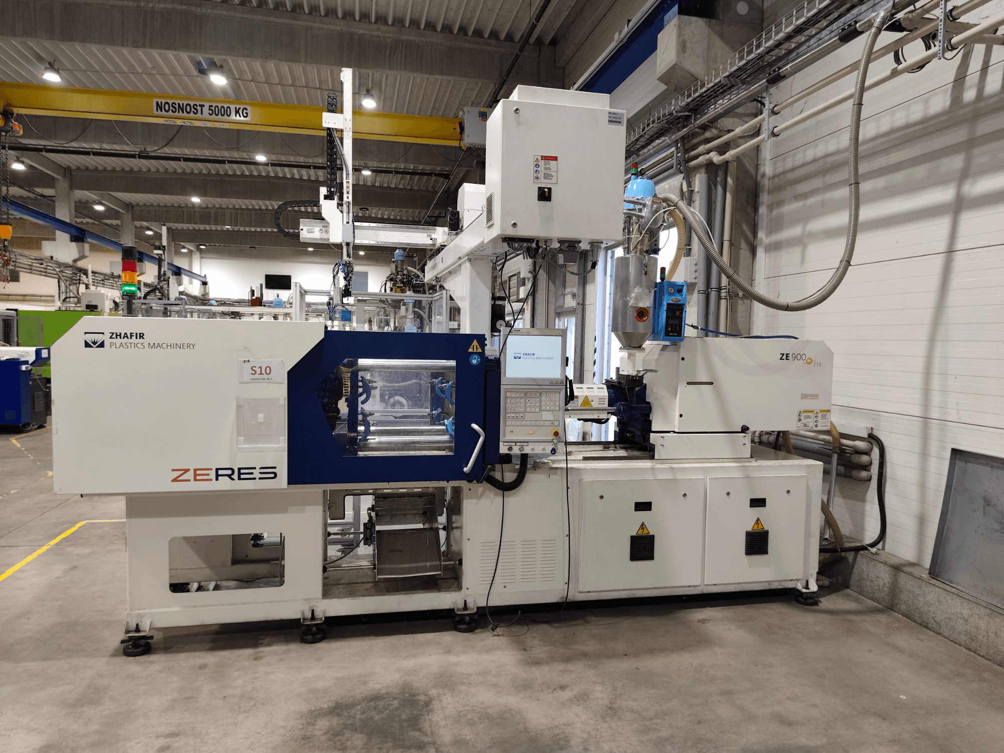 ZHAFIR ZERES ZE900/210B elektrische spuitgietmachine, vooraanzicht met het bedieningspaneel en het spuitgietgebied.