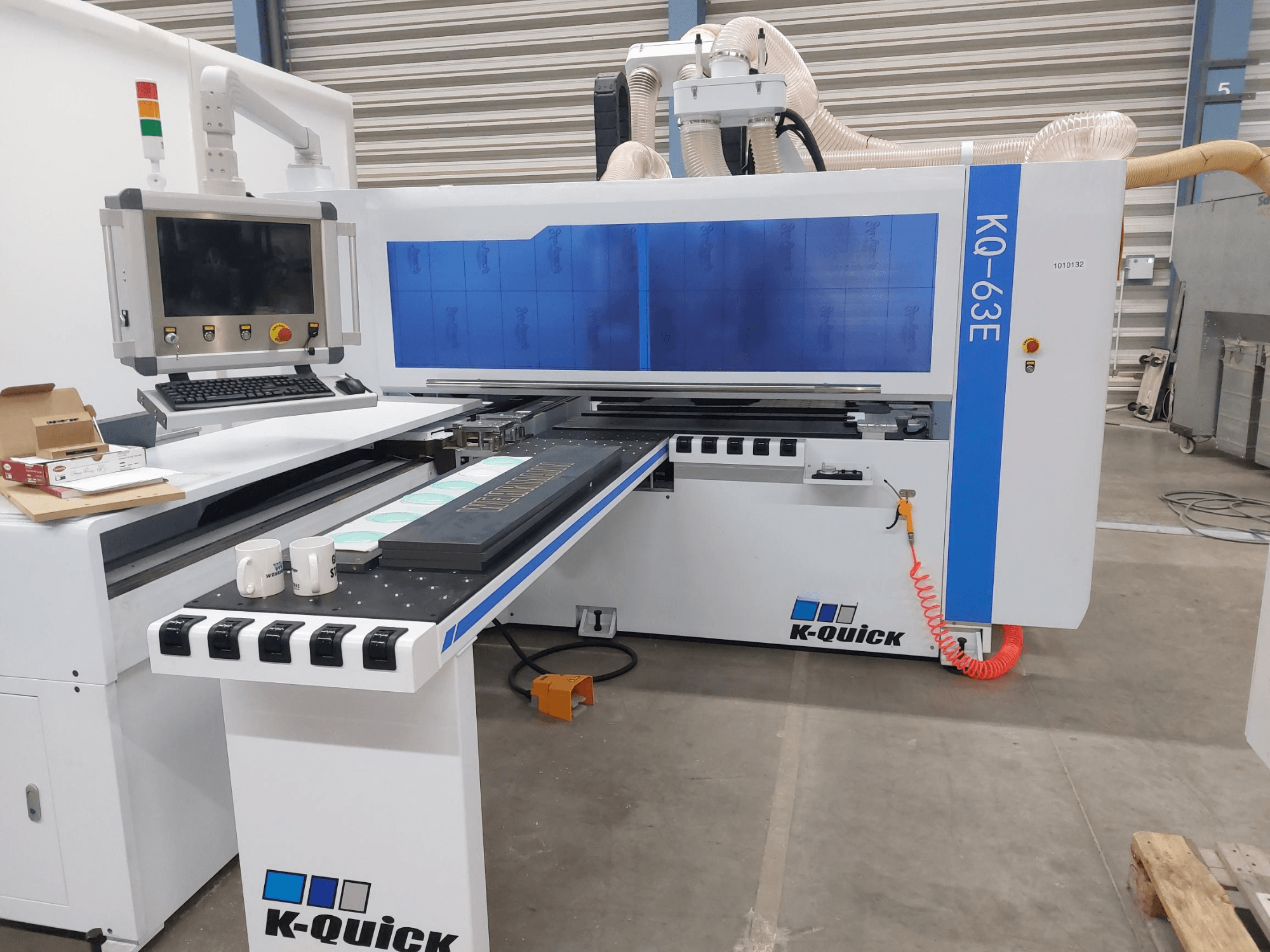 K-Quick KQ-63E CNC machine gezien vanaf de voorkant, met bedieningspaneel, vlakbed en zichtbare gereedschapsplaatsing.