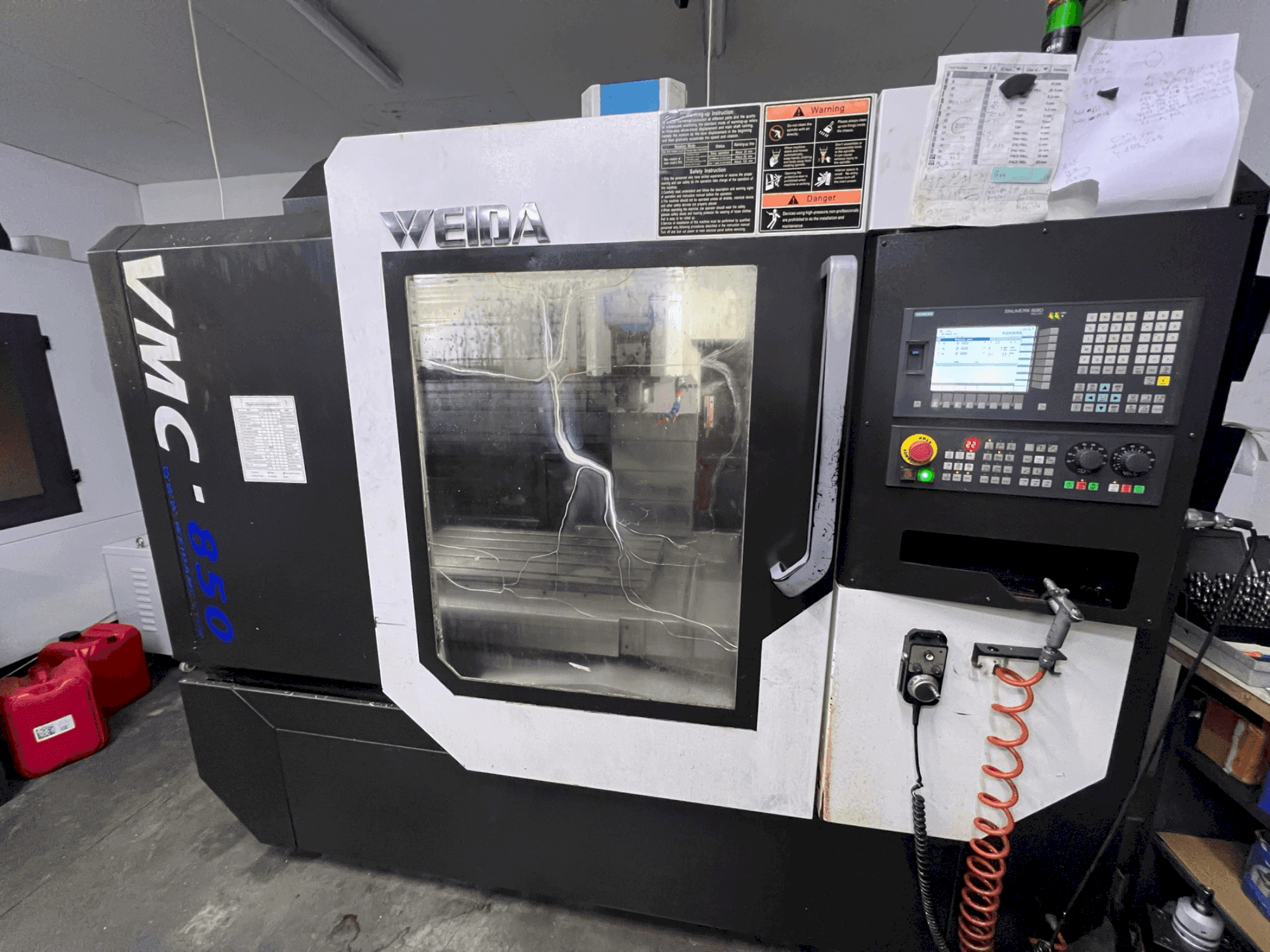 Vooraanzicht van WEIDA VMC850 machine