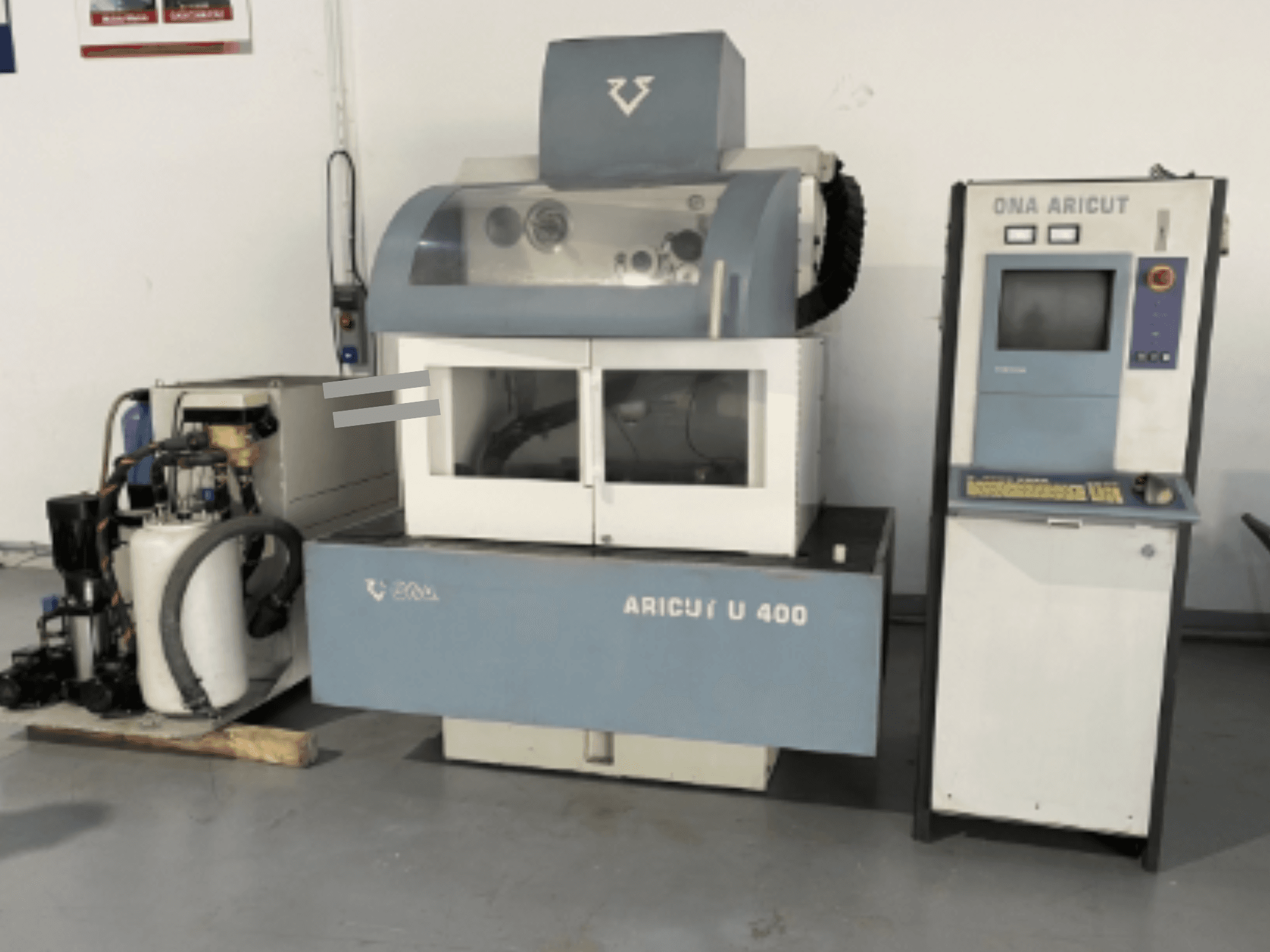 ONA U 400 draadvonkmachine gezien vanaf de voorkant, met een bedieningsconsole en koelvloeistofunit aan de zijkant.