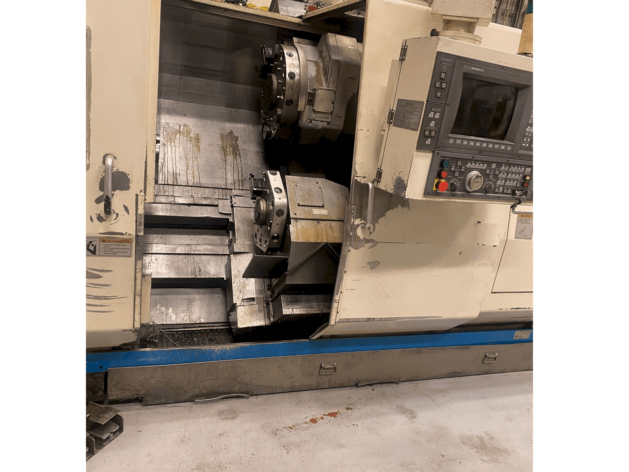 Links zicht van Okuma LU 25 machine
