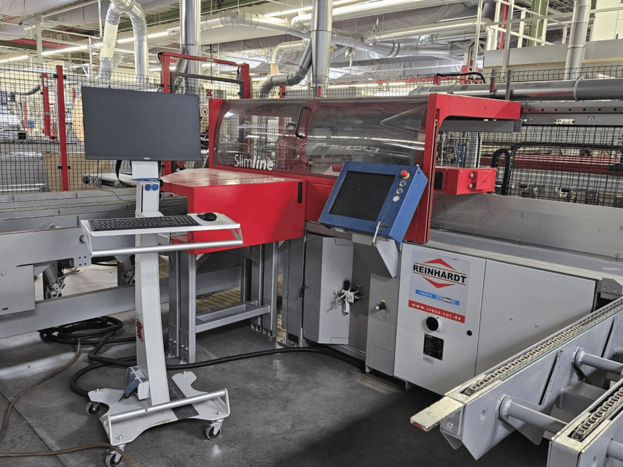 Optimaliseren van de afkortzaag Paul Reinhardt SlimLine 110, vooraanzicht met bedieningspaneel en monitor voor het instellen van de bediening.