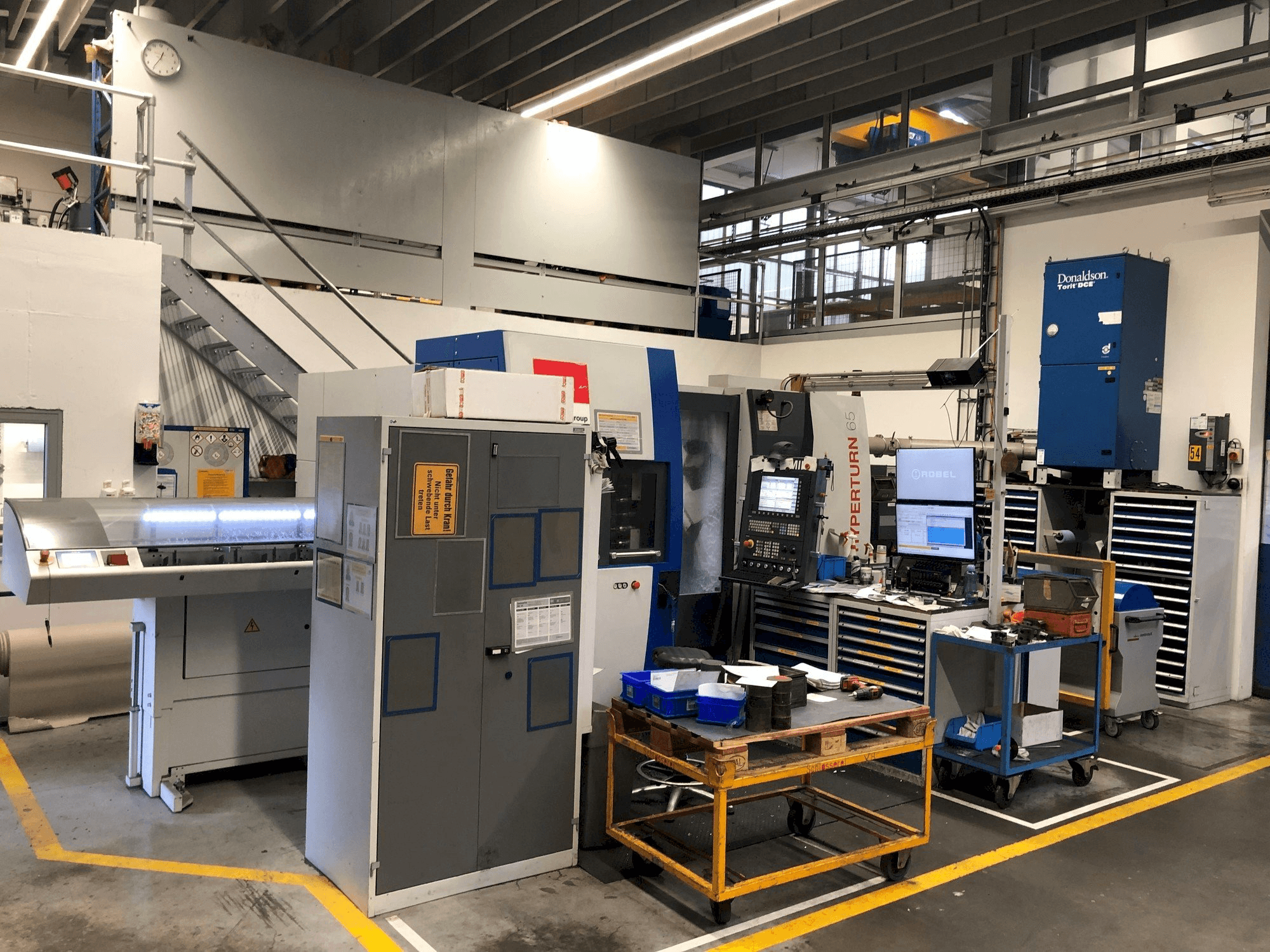 Vooraanzicht van EMCO HYPERTURM 65 PM machine