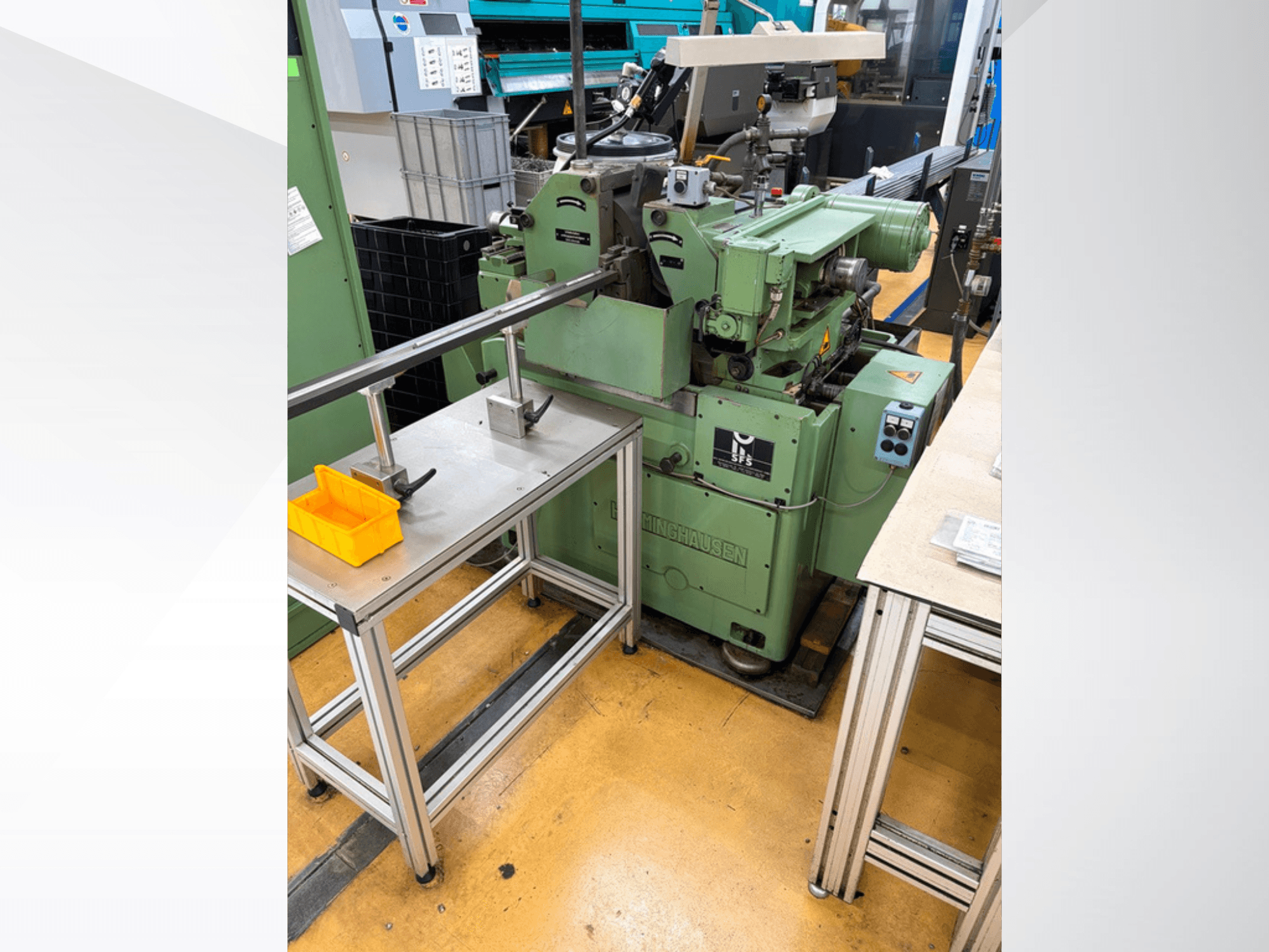 HERMINGHAUSEN SR 2 W centerloze slijpmachine in groen, vooraanzicht, geplaatst naast een metaalbewerkingstafel met gereedschap.