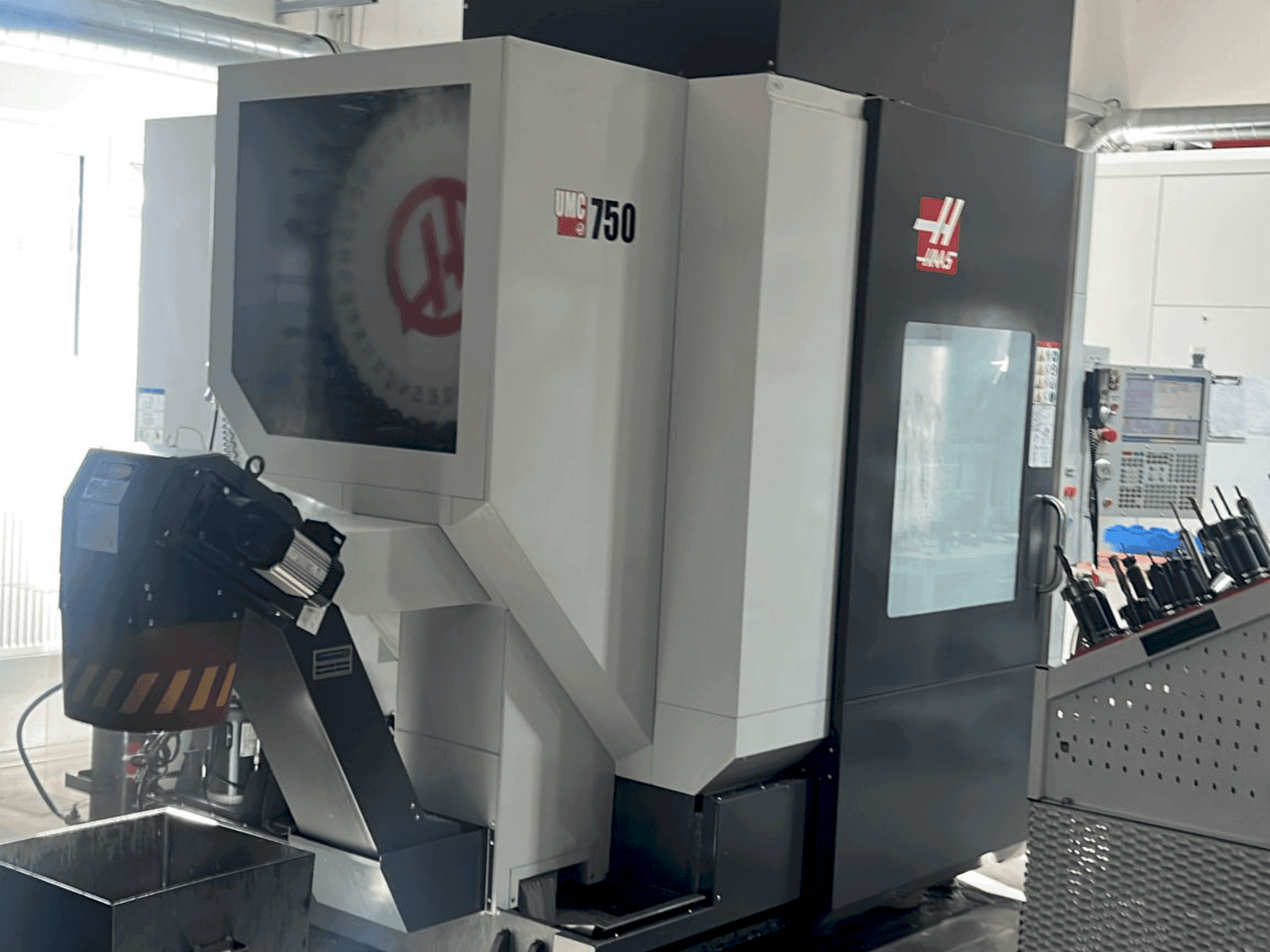 Vooraanzicht van HAAS UMC-750 machine