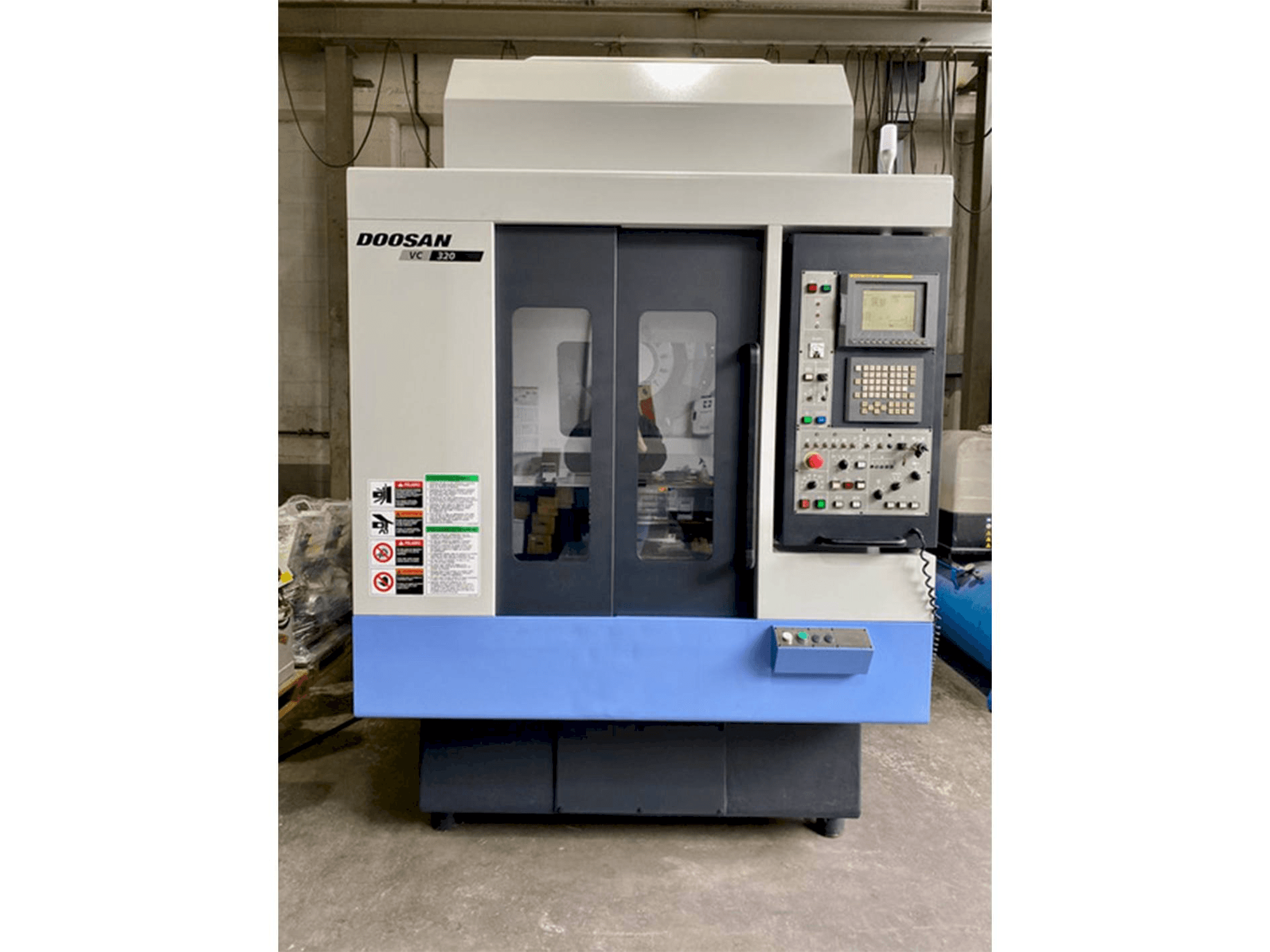 Vooraanzicht van Doosan VC 320 machine