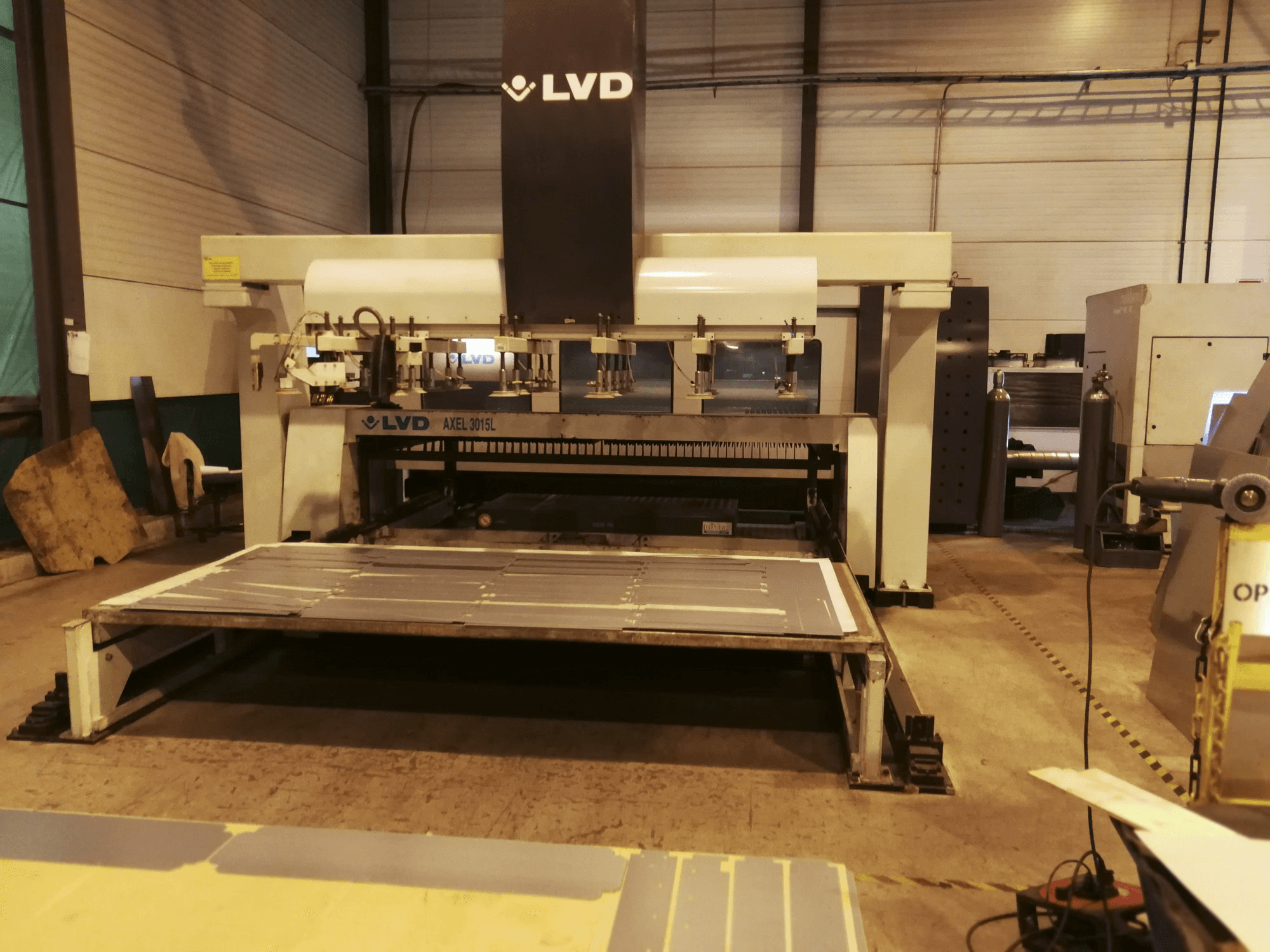 Vooraanzicht 1 van LVD AXEL 3015 L machine