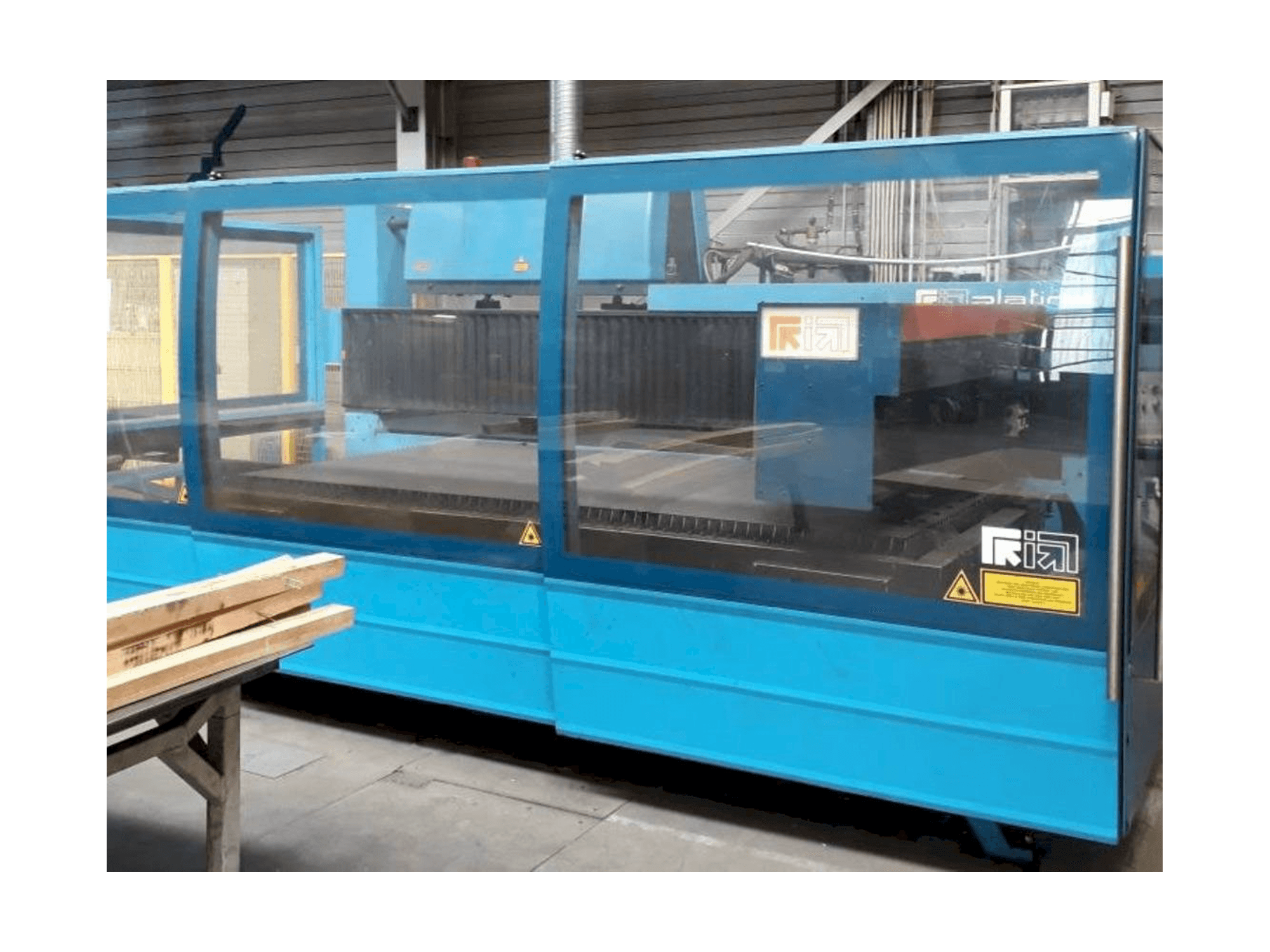 Vooraanzicht van Prima Industrie Platino 1530 machine