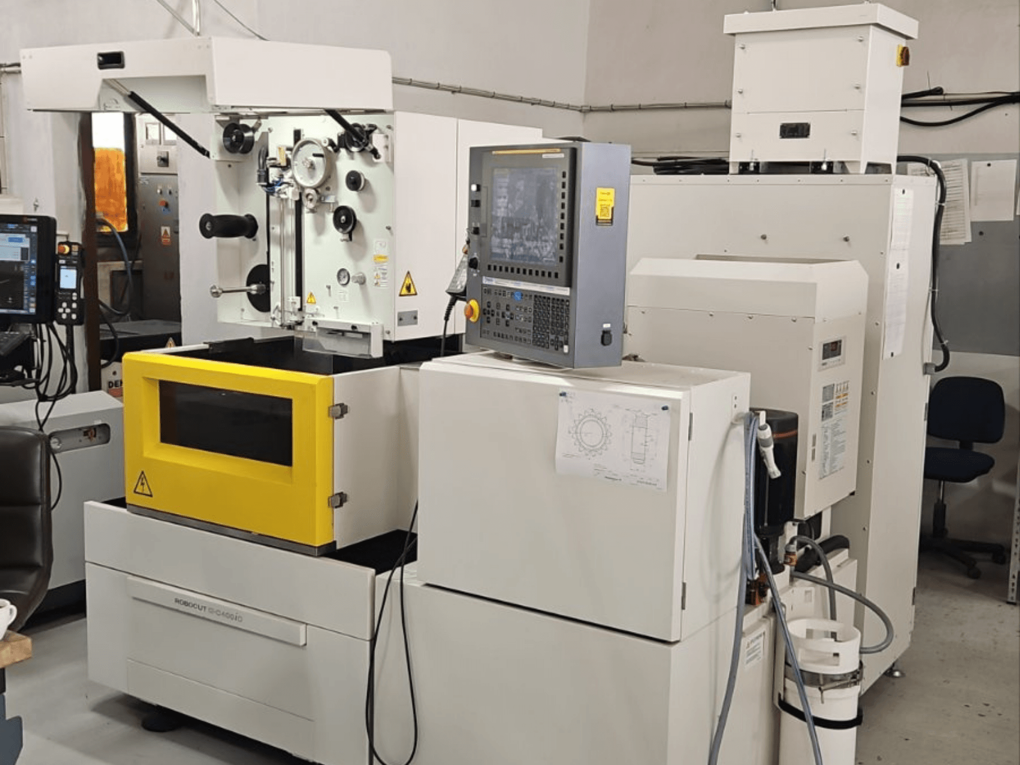 FANUC Robocut alpha C400iC draadvonkmachine, vooraanzicht met het bedieningspaneel en de gele bewerkingskamer.