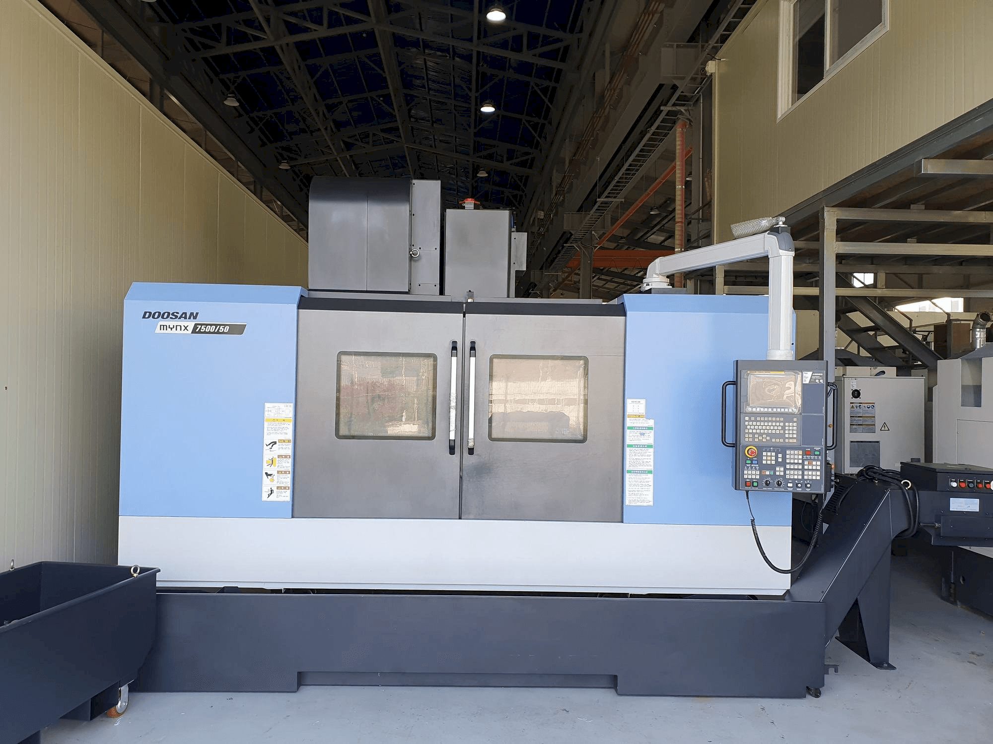 Vooraanzicht van Doosan MYNX7500/50 machine