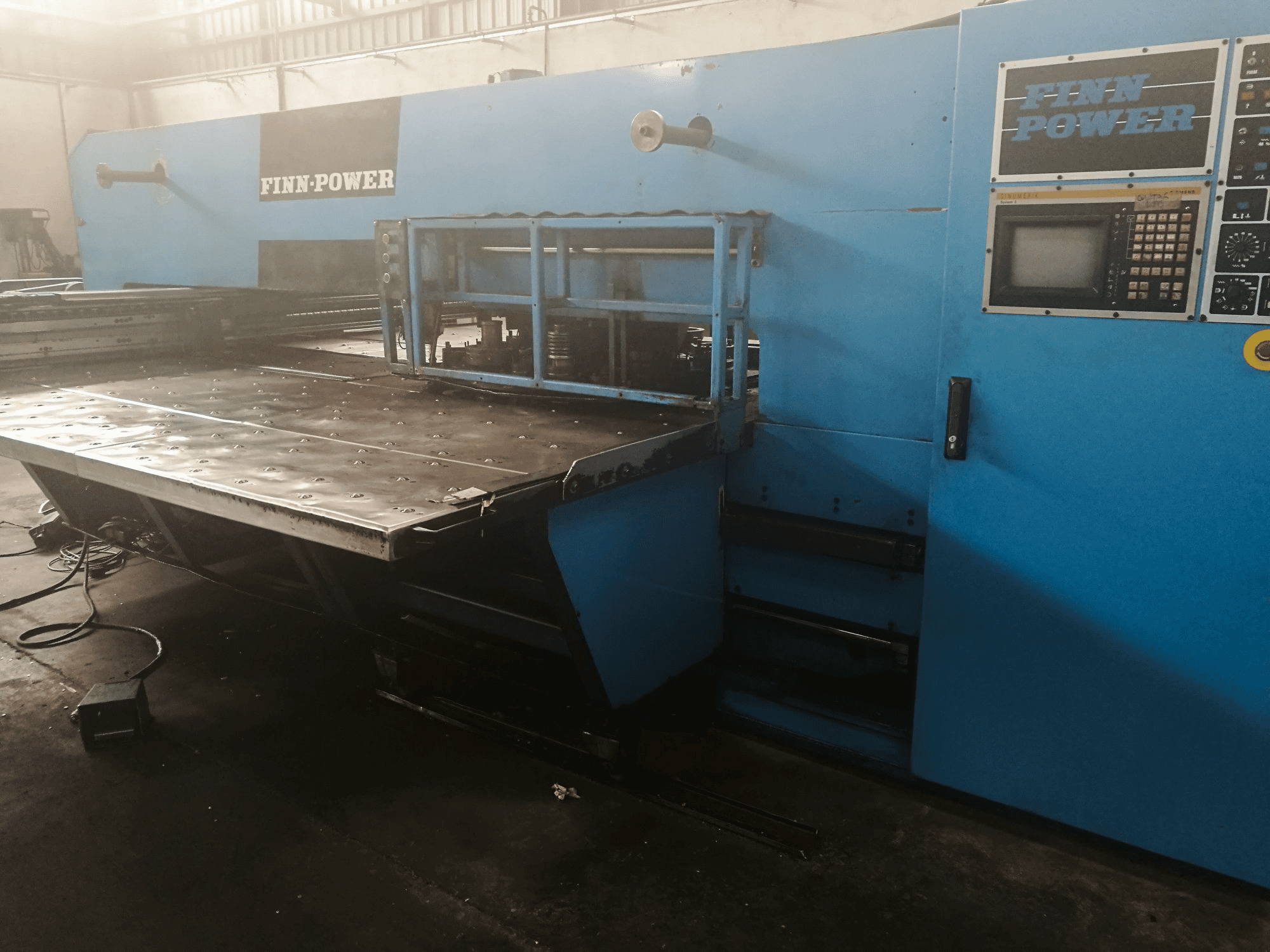 Recht aanzicht van Finn-Power TP 2520 IF2 machine