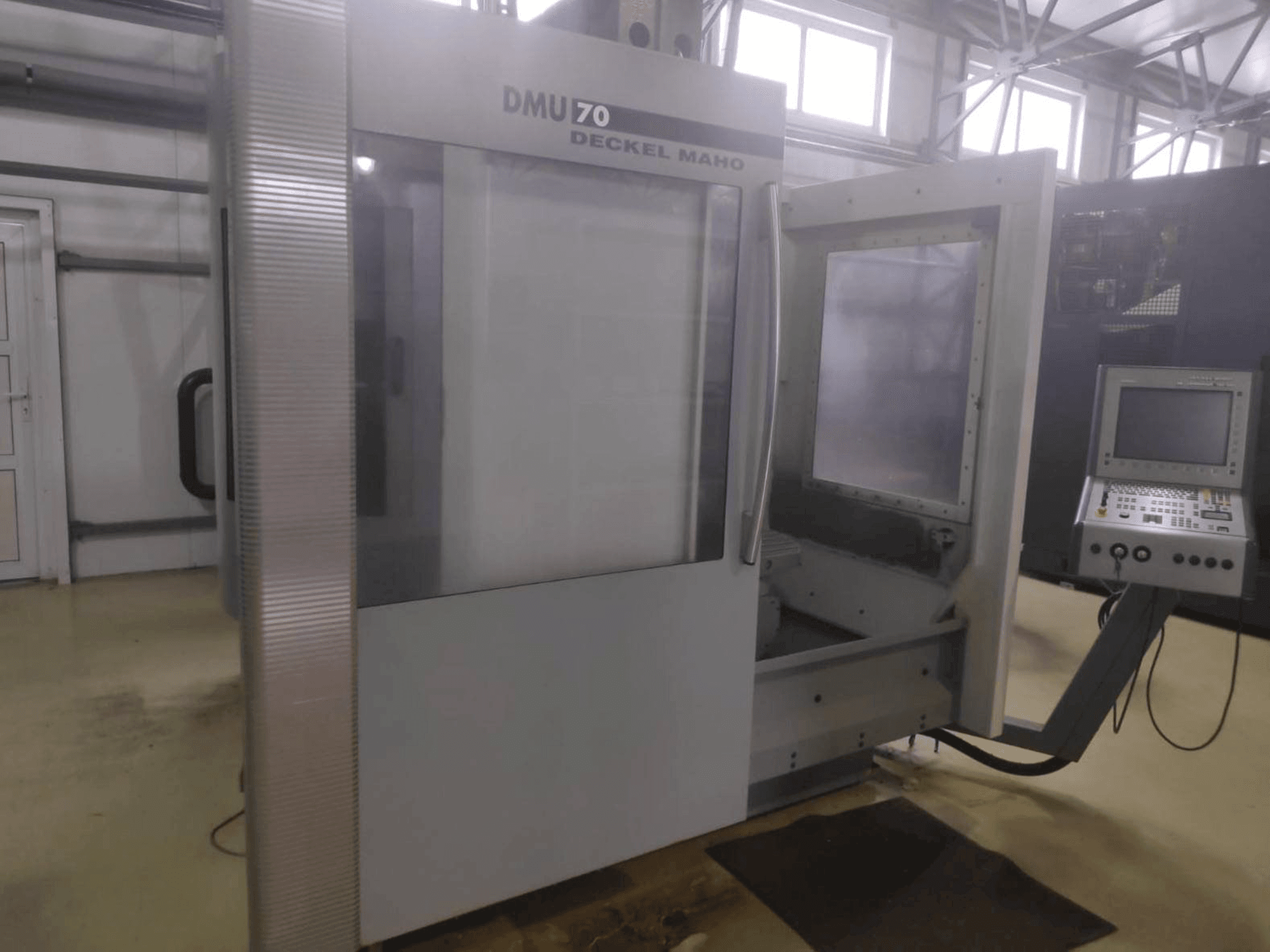 Vooraanzicht van DECKEL MAHO DMU 70 machine