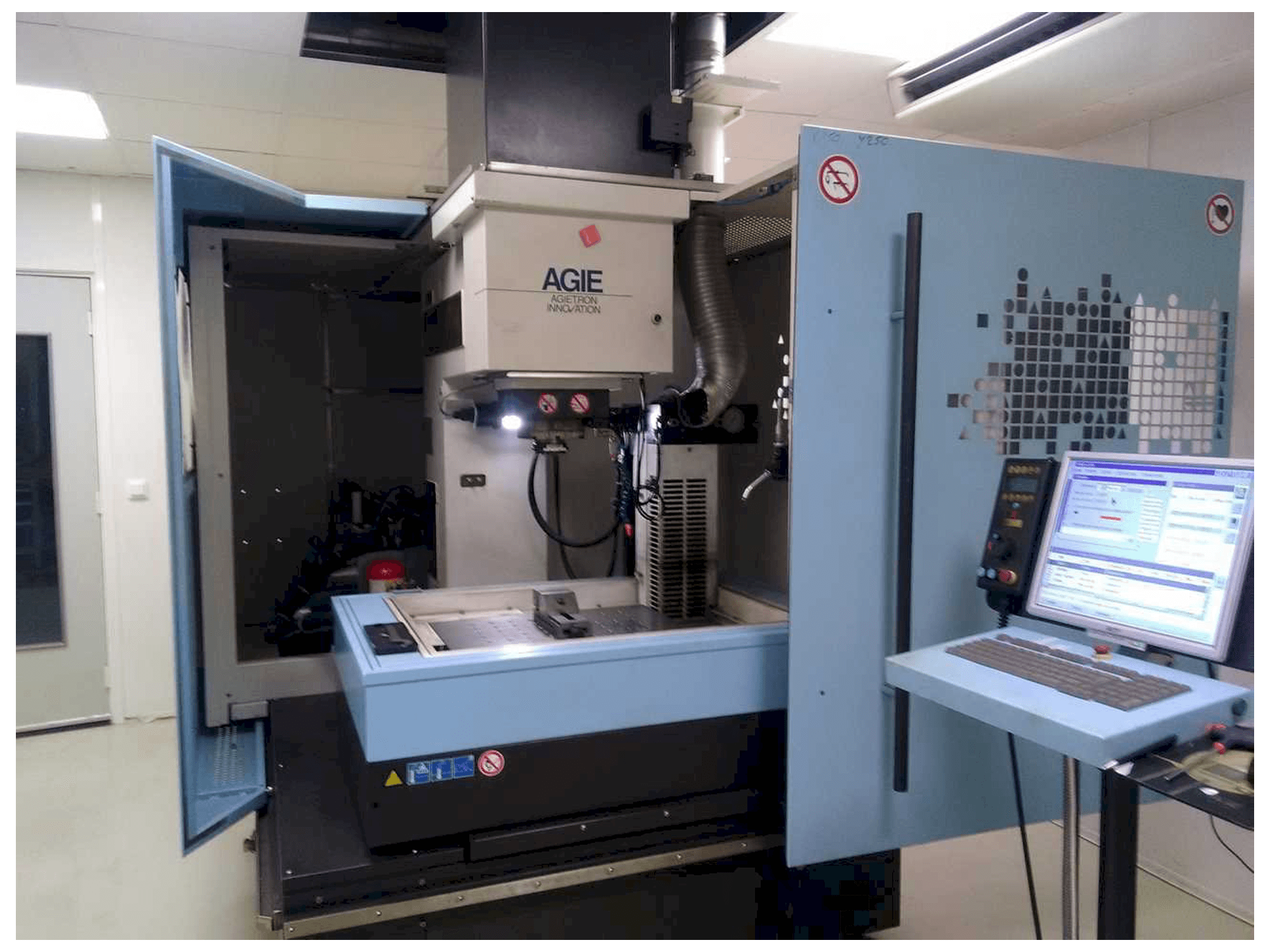 Vooraanzicht van AGIE AGIETRON INNOVATION 2 machine