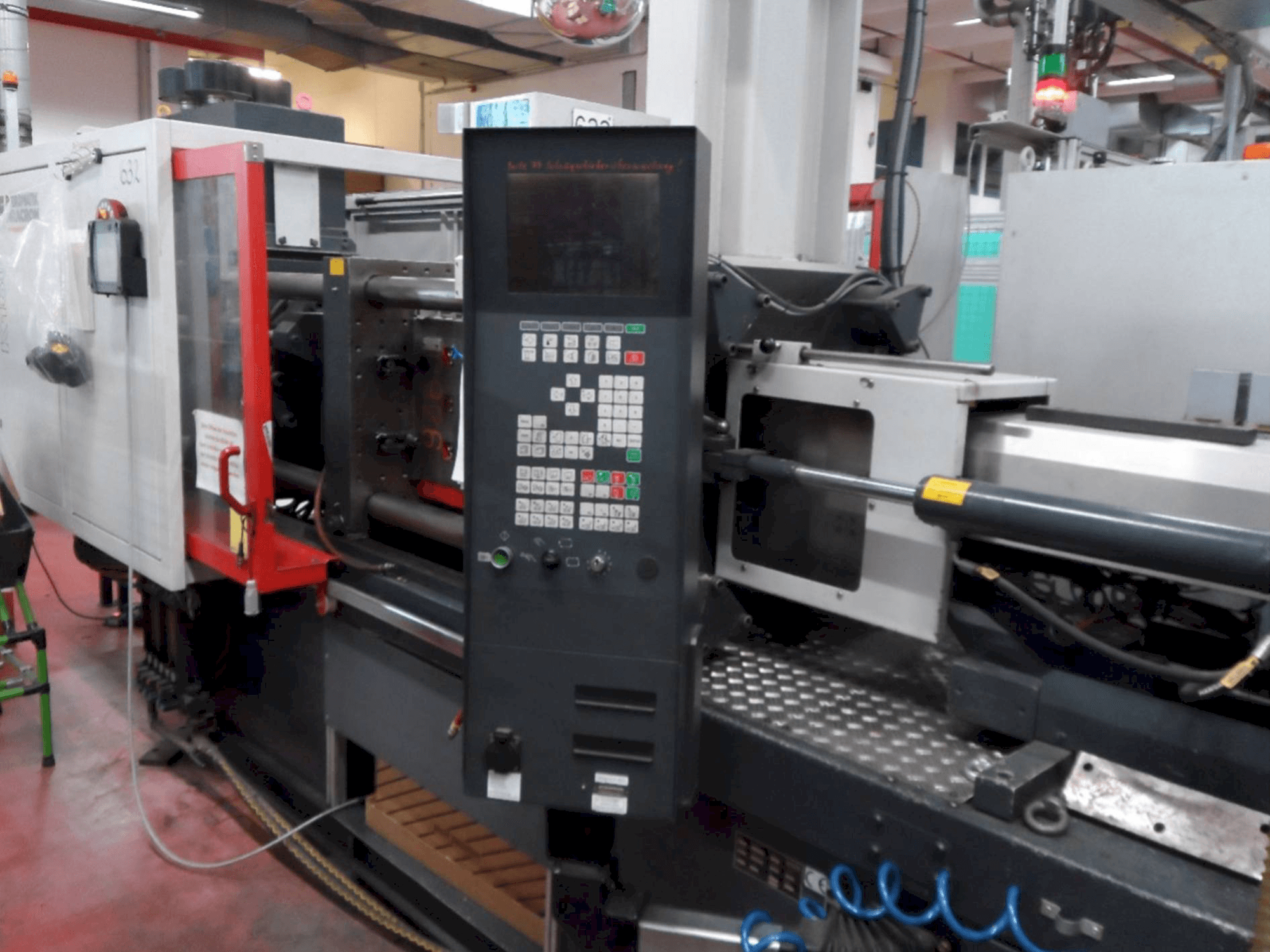 Vooraanzicht van FERROMATIK MILACRON K-Tec 160S machine