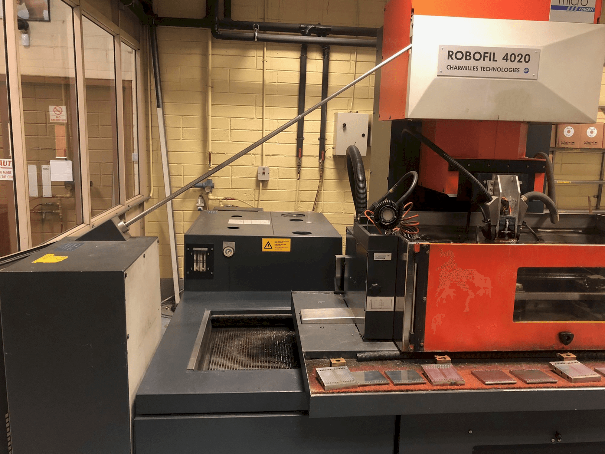 Vooraanzicht van CHARMILLES ROBOFIL 4020 machine