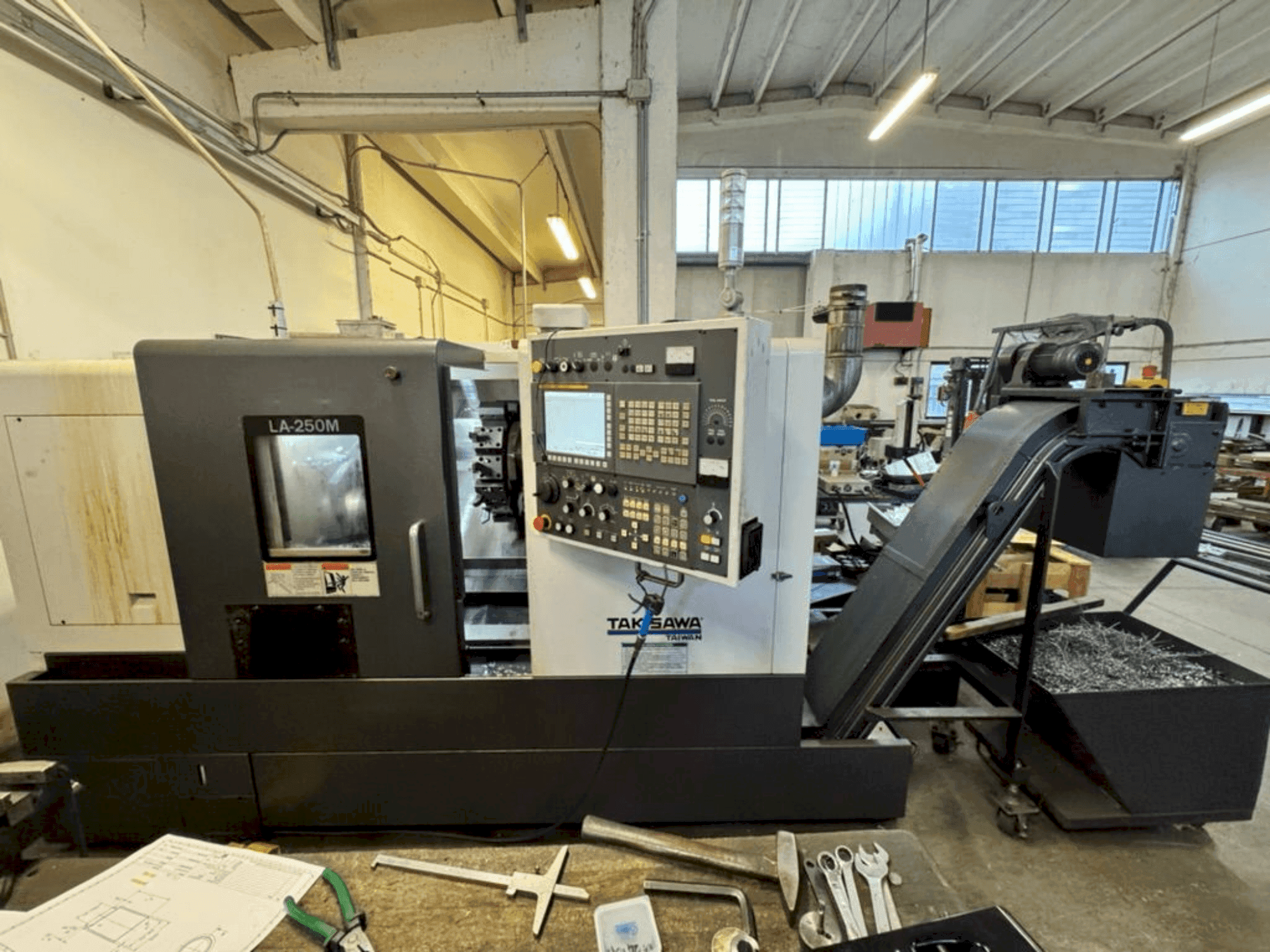 Vooraanzicht van Takisawa LA-250M machine