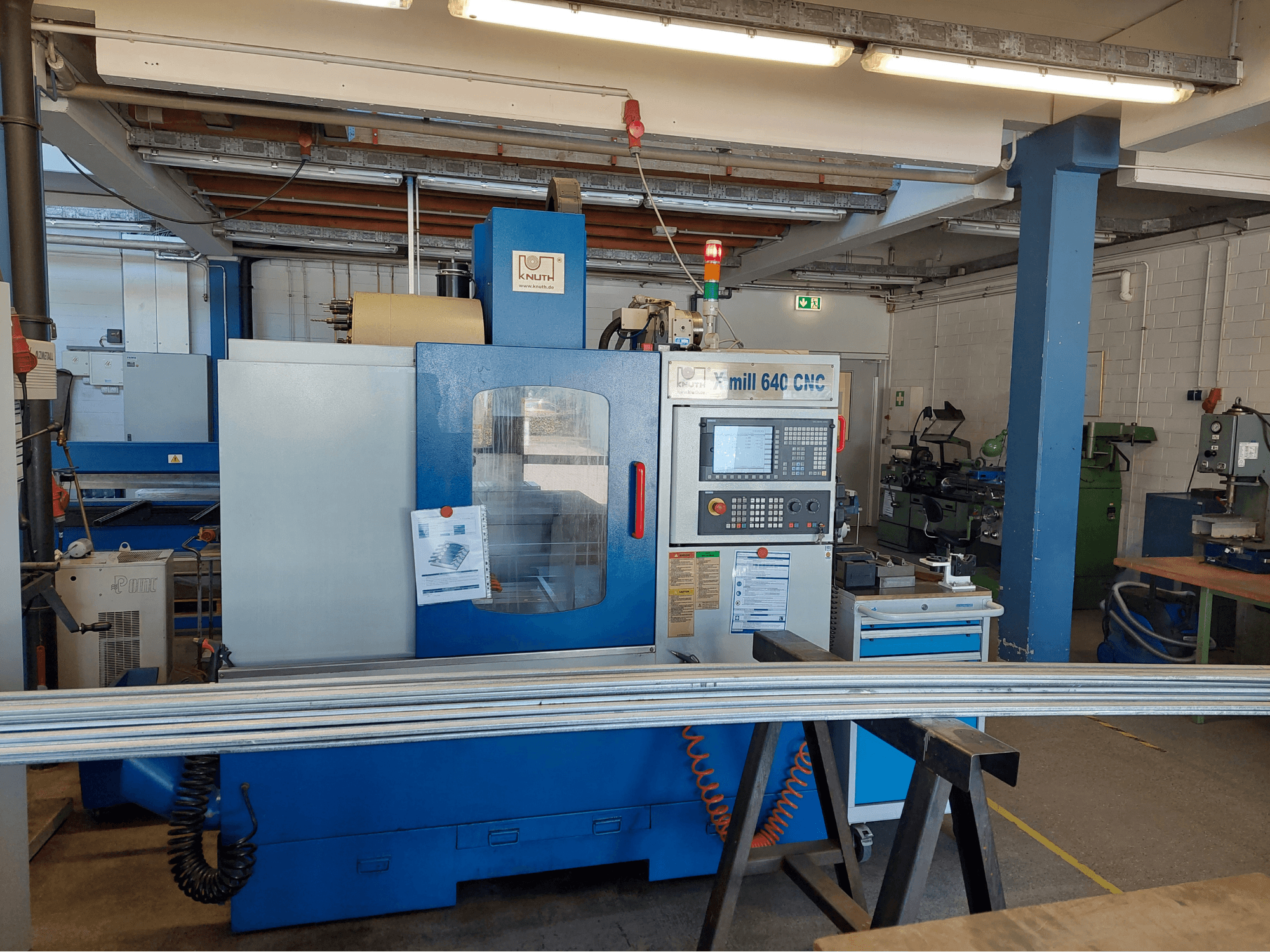 KNUTH X-Mill 640 verticaal bewerkingscentrum, vooraanzicht, met bedieningspaneel en werkblad in een werkplaatsomgeving.