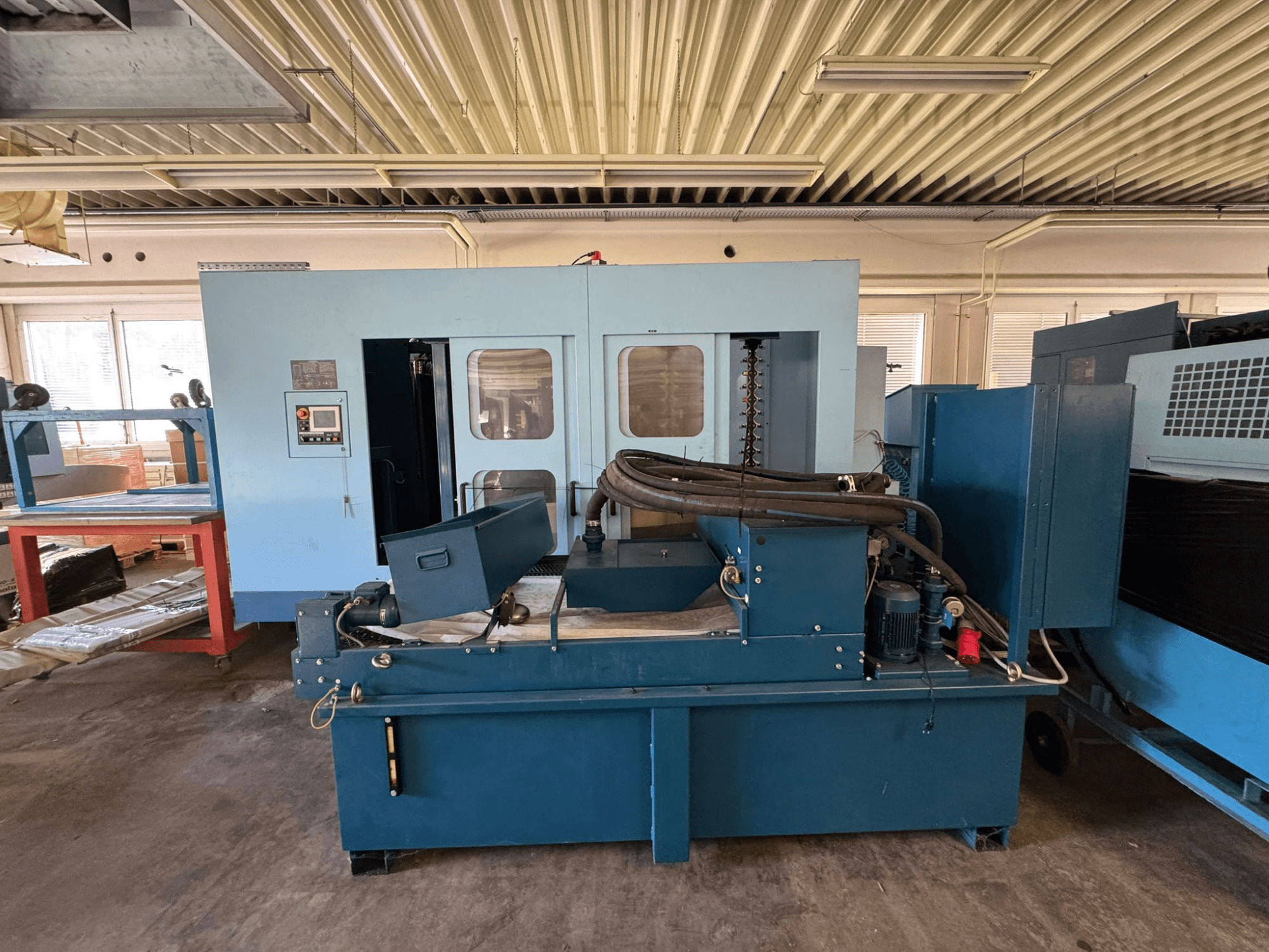 Matsuura H. Plus 405 horizontaal bewerkingscentrum in blauw, vooraanzicht, met het bedieningspaneel en de machineonderdelen in beeld.