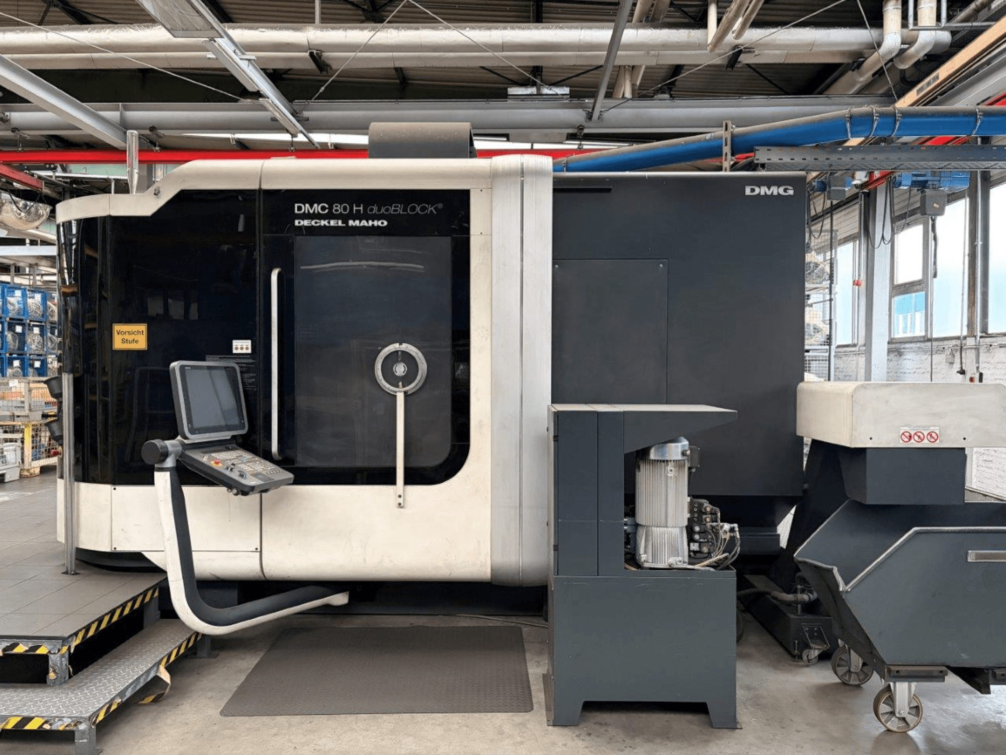 Horizontaal zicht op DECKEL MAHO DMC 80 H duoBLOCK bewerkingscentrum, met bedieningspaneel en machinedetails.