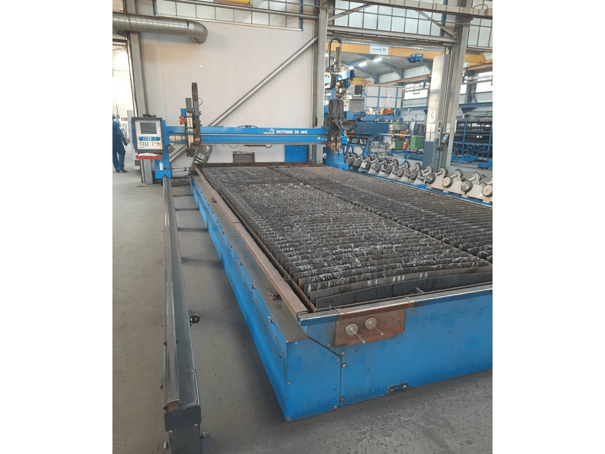 Vooraanzicht van Oerlikon Oxytome 35 HPC machine