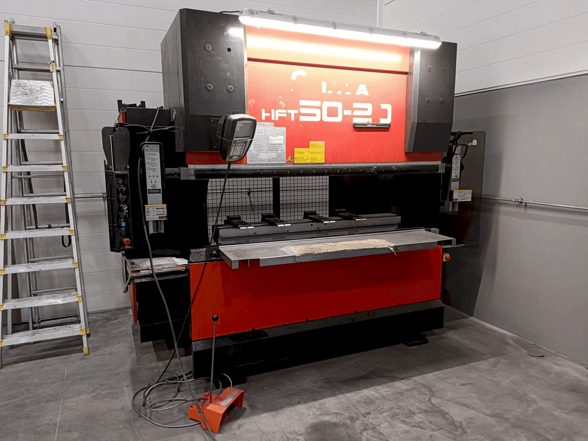 Vooraanzicht van AMADA HFT50-20 machine