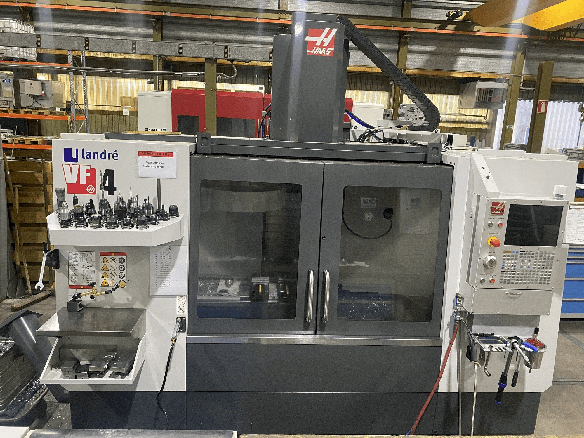 Vooraanzicht van HAAS VF-4 machine