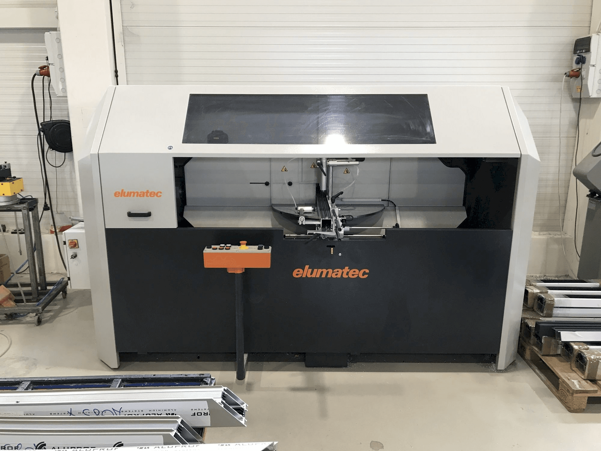 Vooraanzicht van Elumatec AKS 134/64 machine
