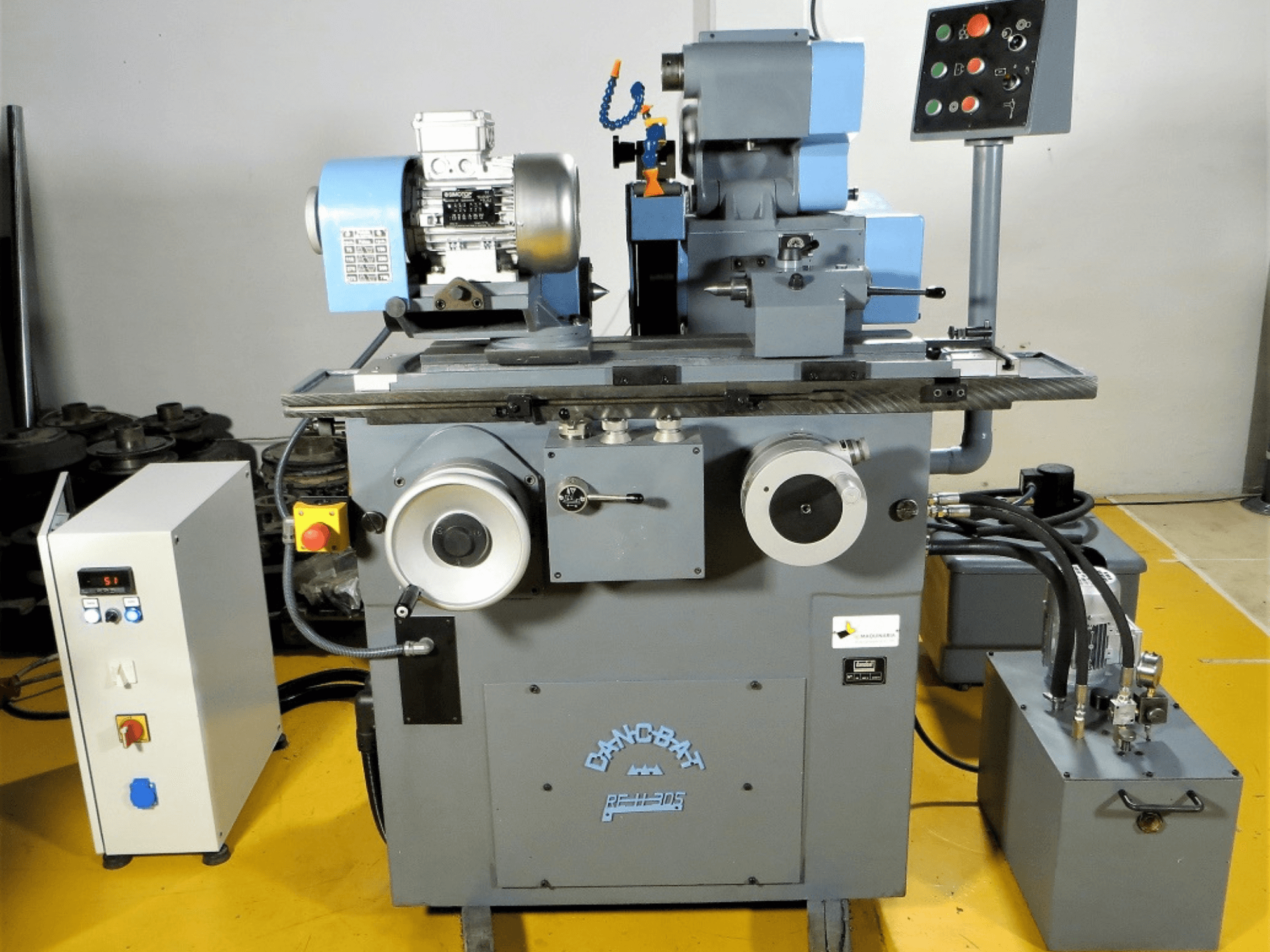 DANOBAT RE H 305 vlakschuurmachine in vooraanzicht, met motor, bedieningselementen en slijpschijf voor precisiewerk.