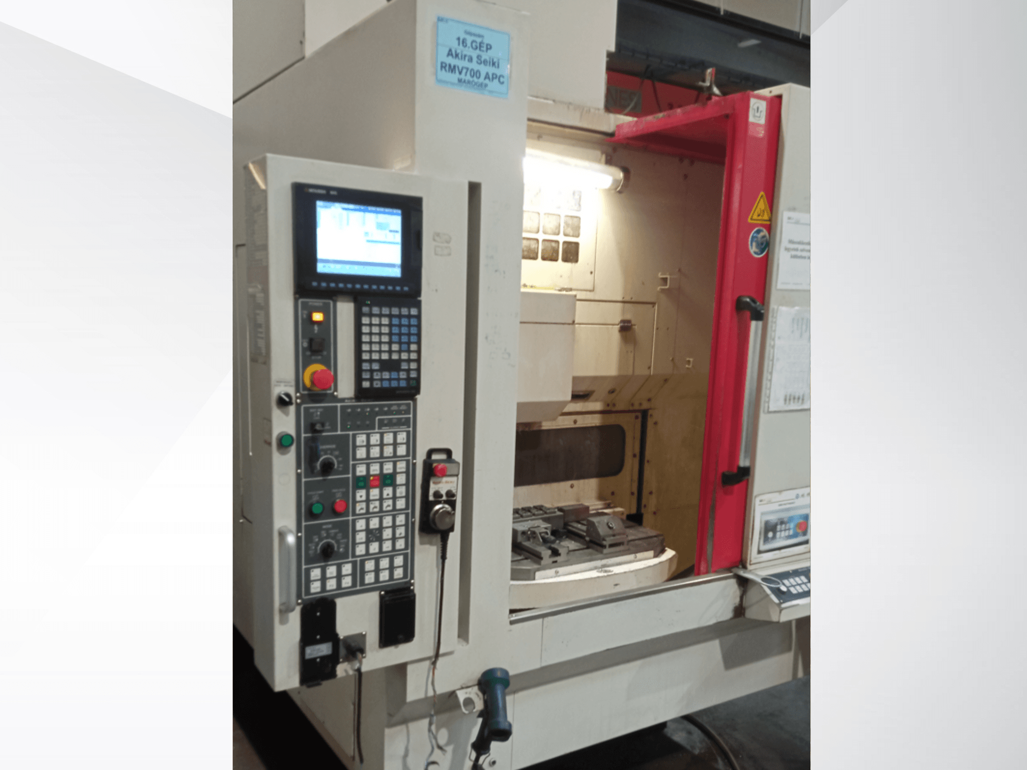 Akira Seiki RMV 700 APC verticaal bewerkingscentrum vooraanzicht, met digitaal bedieningspaneel en werkgebied met gereedschappen.