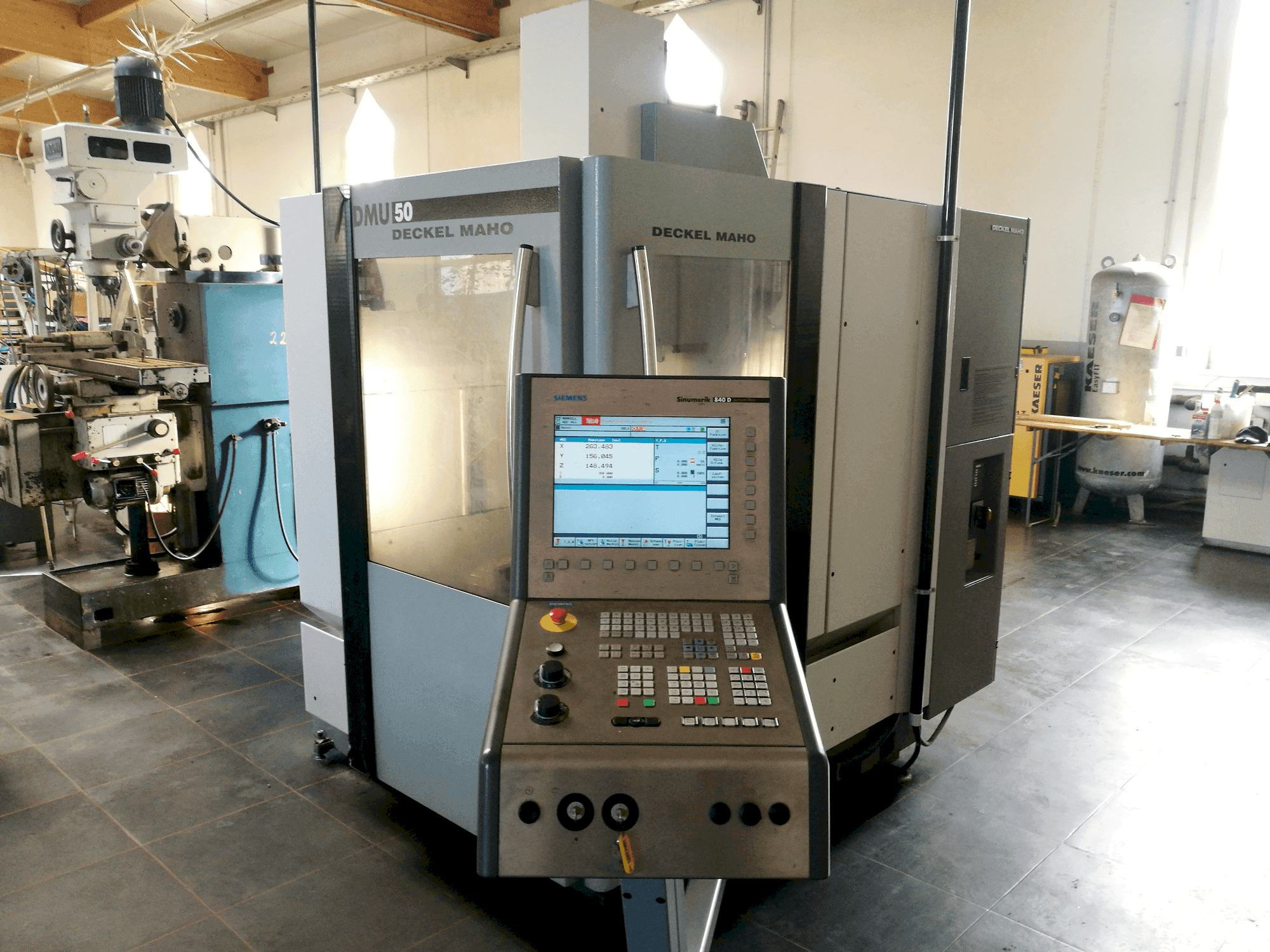 Vooraanzicht van DECKEL MAHO DMU 50 machine