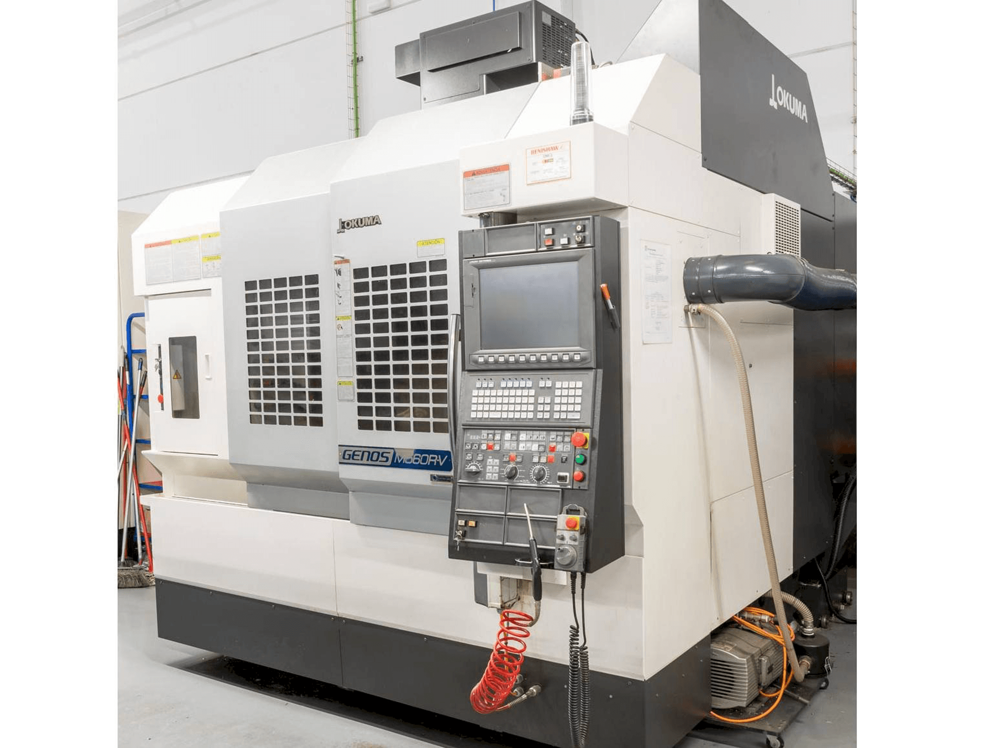 Vooraanzicht van Okuma Genos M560R-V machine