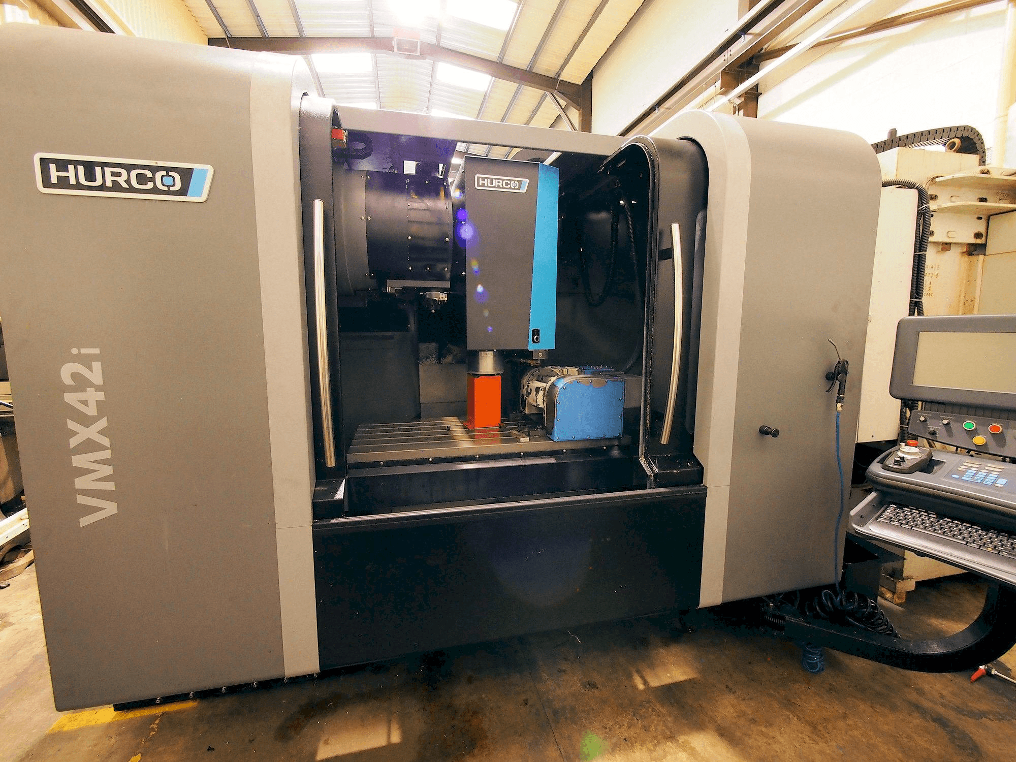 Vooraanzicht van Hurco VMX 42i machine