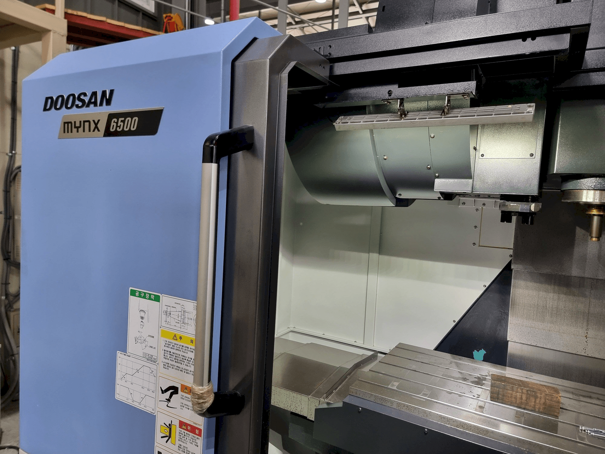 Vooraanzicht van DOOSAN MYNX 6500 machine