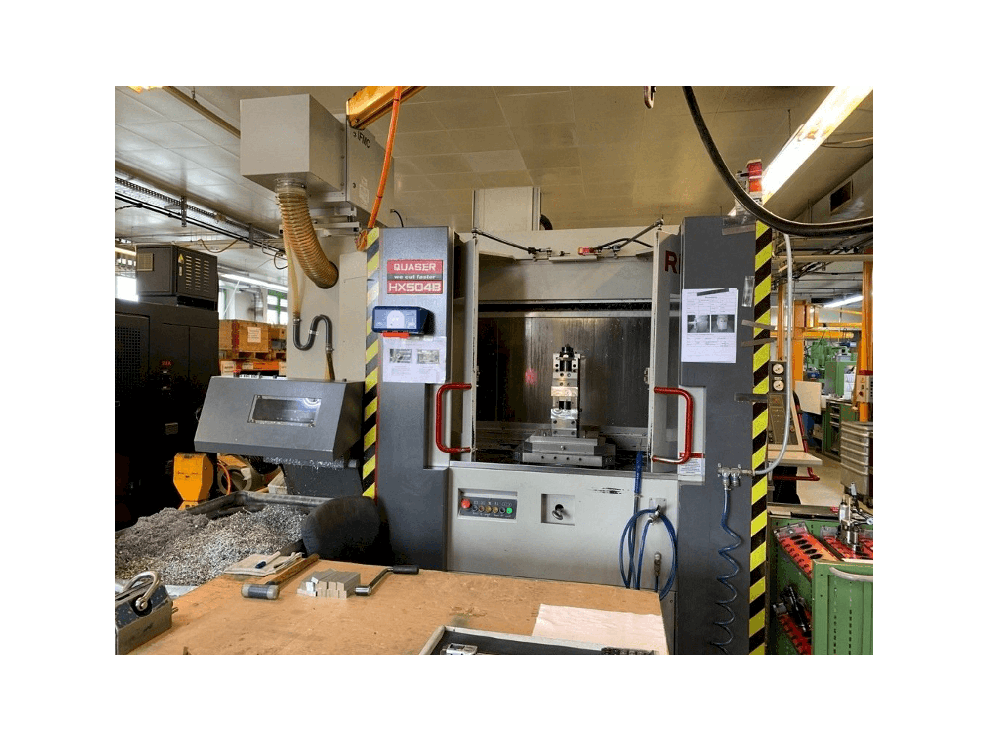 Vooraanzicht van Quaser HX504B machine