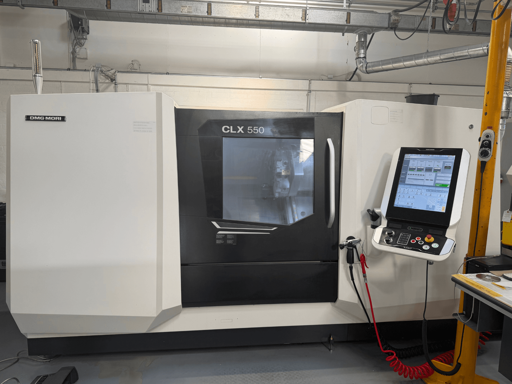 DMG MORI CLX 550 V4 horizontale draaibank, vooraanzicht met bedieningspaneel en display, met geavanceerde bewerkingsfuncties.