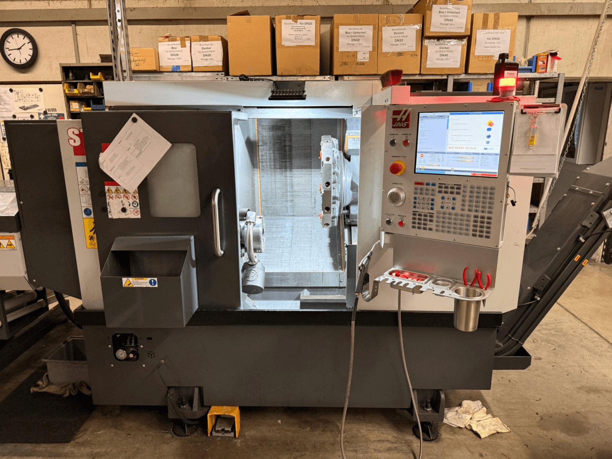 HAAS ST-15 horizontale draaimachine in zijaanzicht, met digitaal bedieningspaneel en operationele componenten.