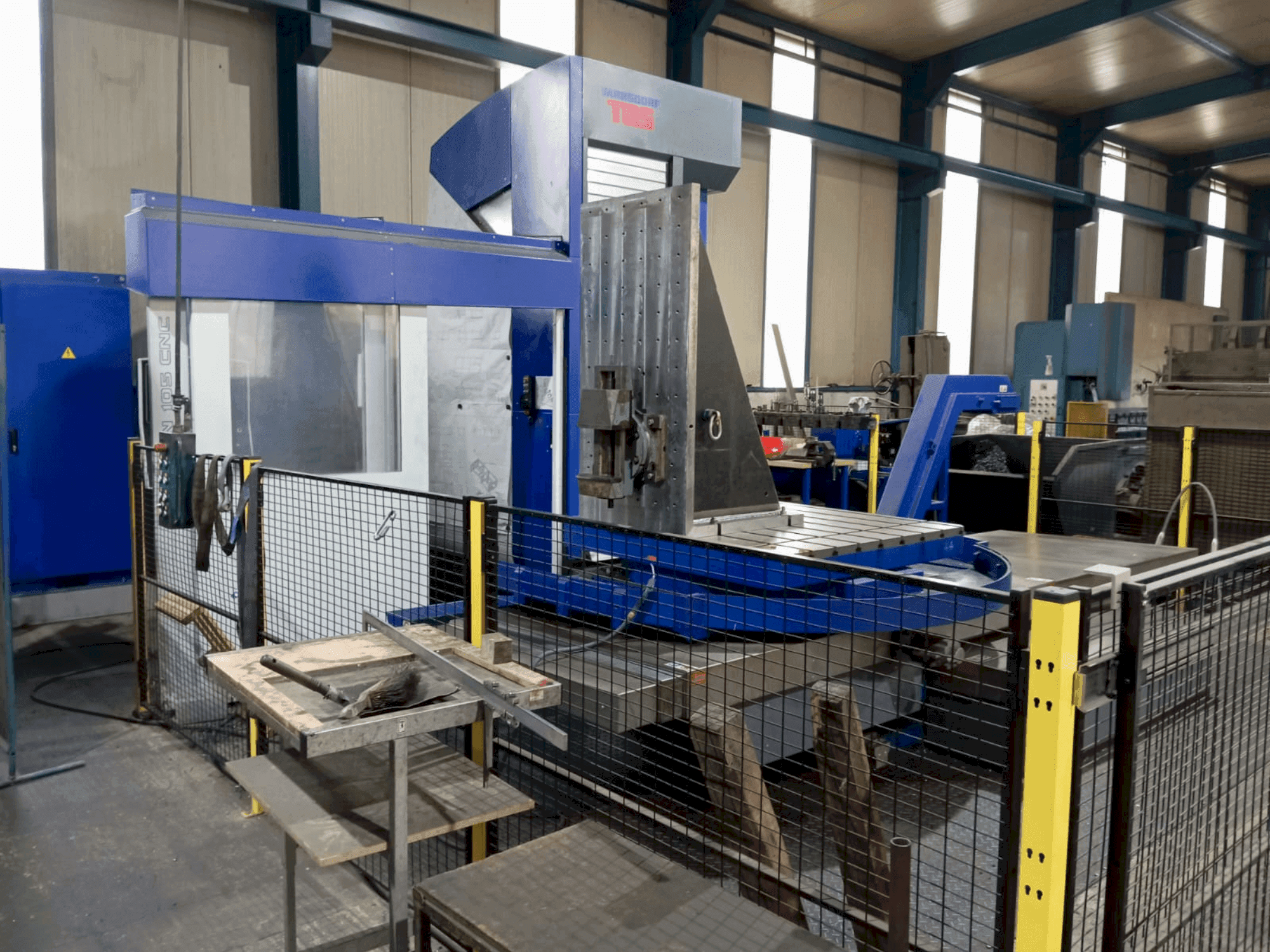 Vooraanzicht van TOS Vansdorf WHQ 105 machine