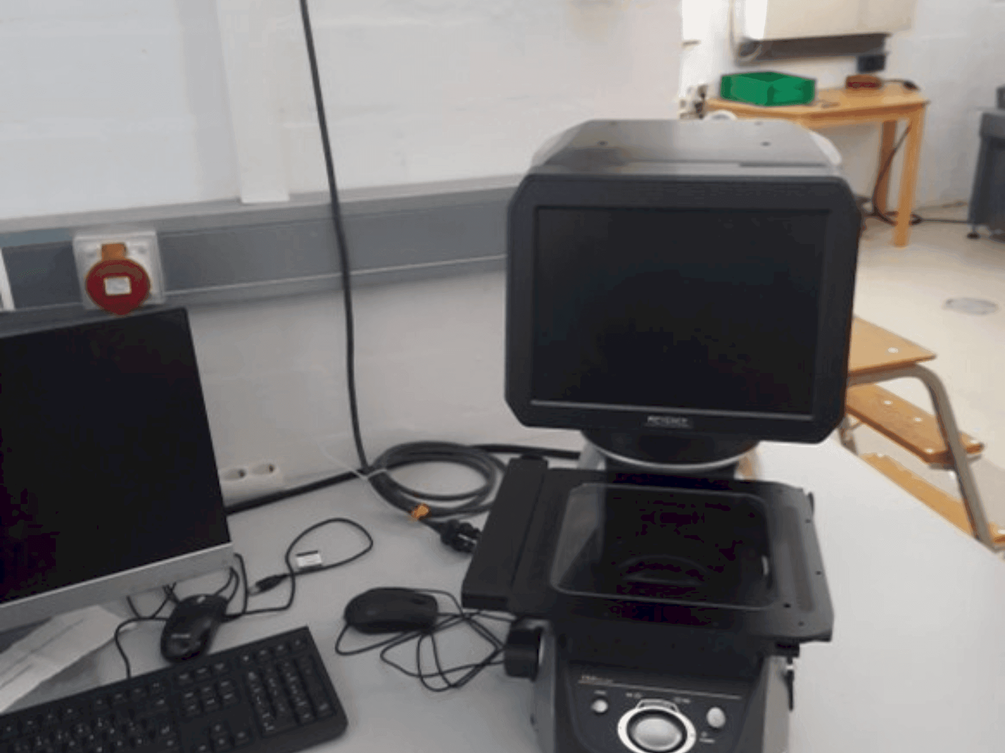 Vooraanzicht van KEYENCE IM-7020 machine