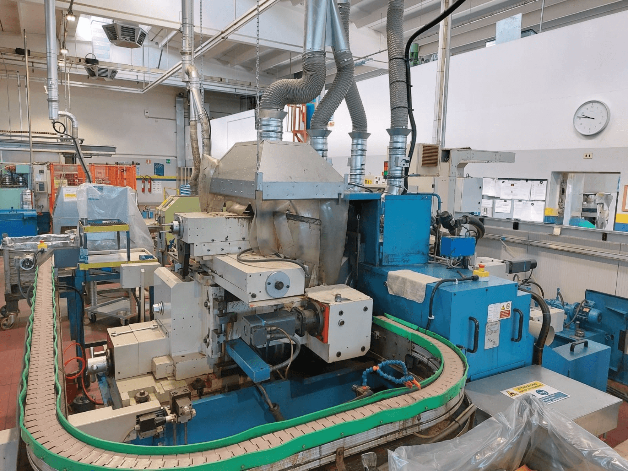 GHIRINGHELLI M300SP610 CNC3A centerloze slijpmachine, vooraanzicht, met ingewikkelde machine- en transportbanddetails.