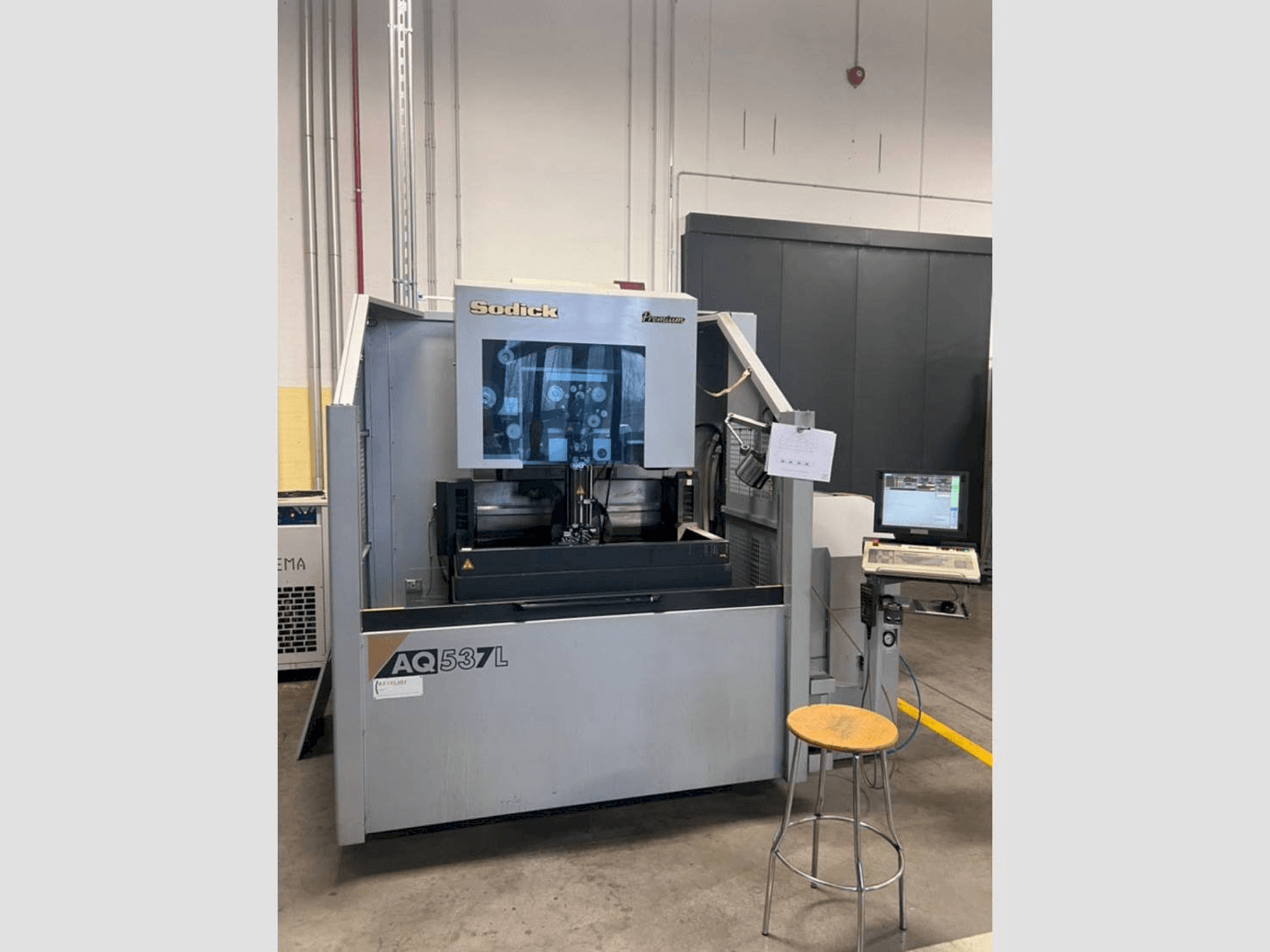 Vooraanzicht van Sodick AQ537L machine