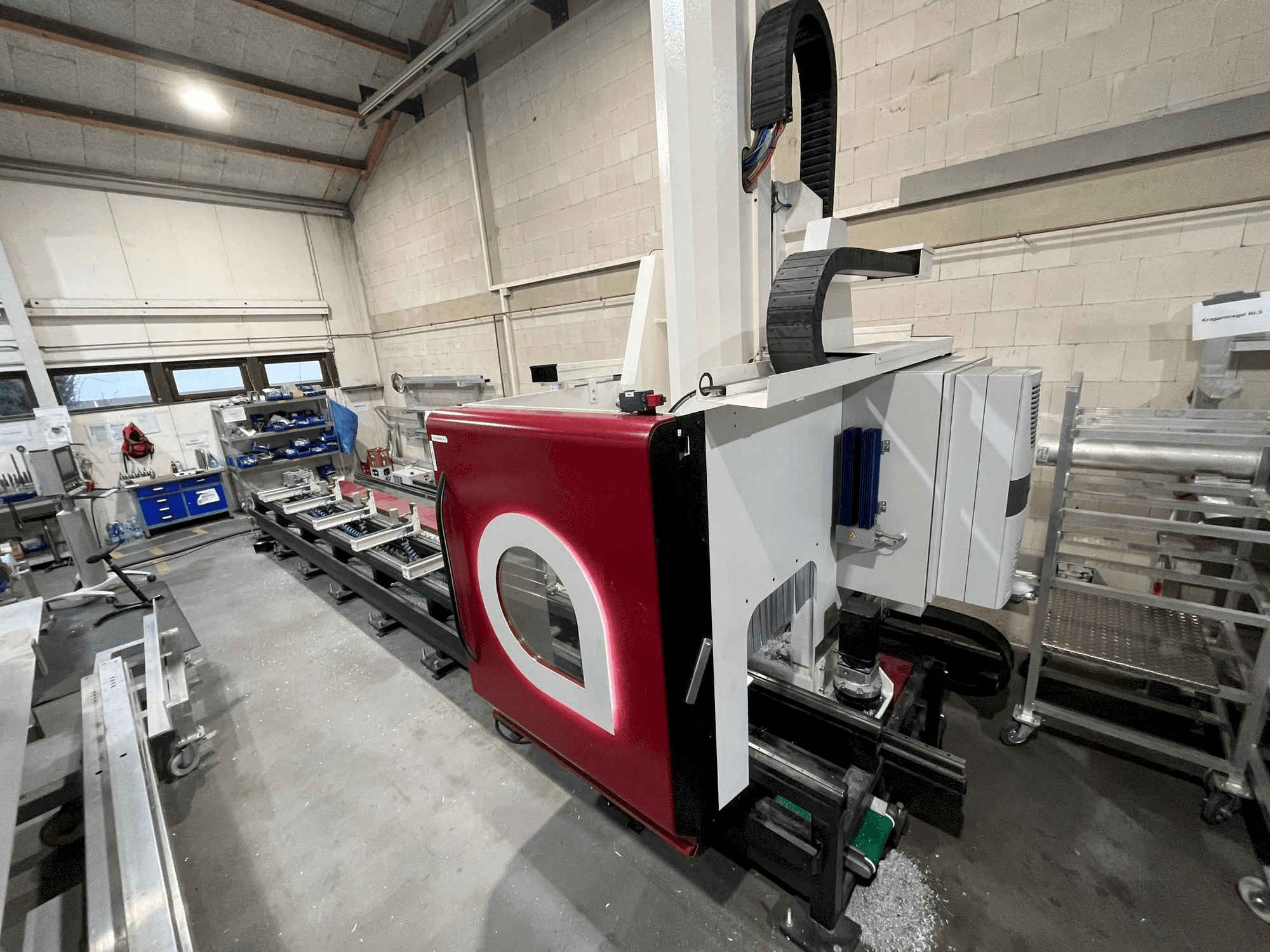 Vooraanzicht van Austen AX 607 machine