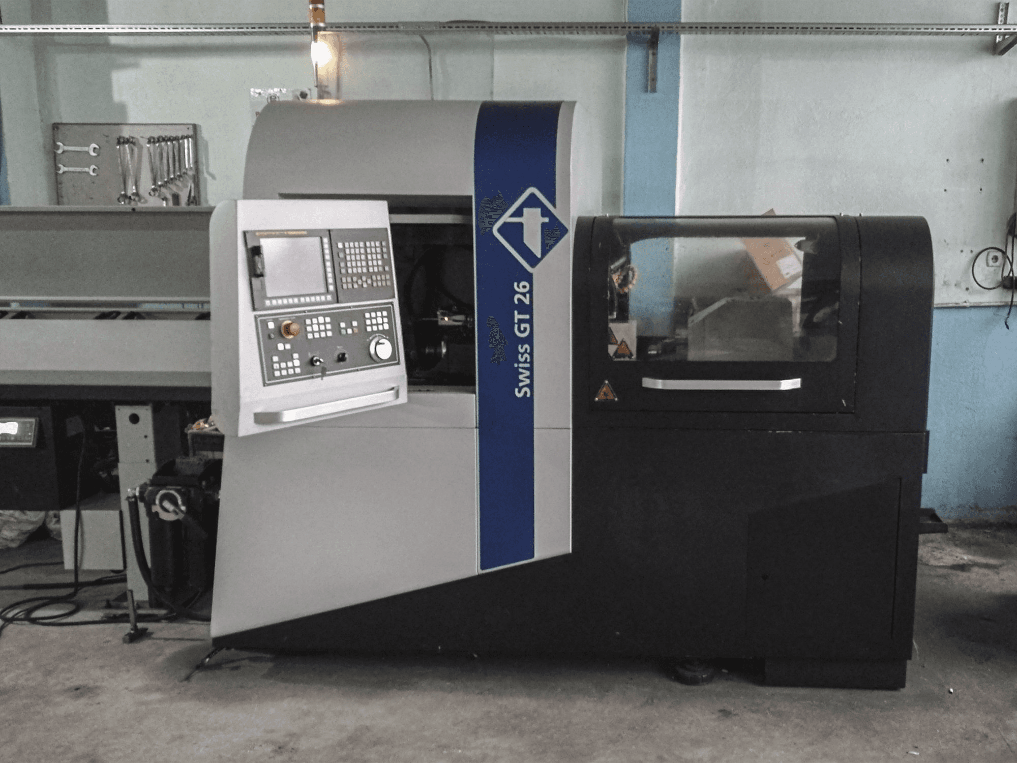 Vooraanzicht van Tornos SWISS GT 26 machine