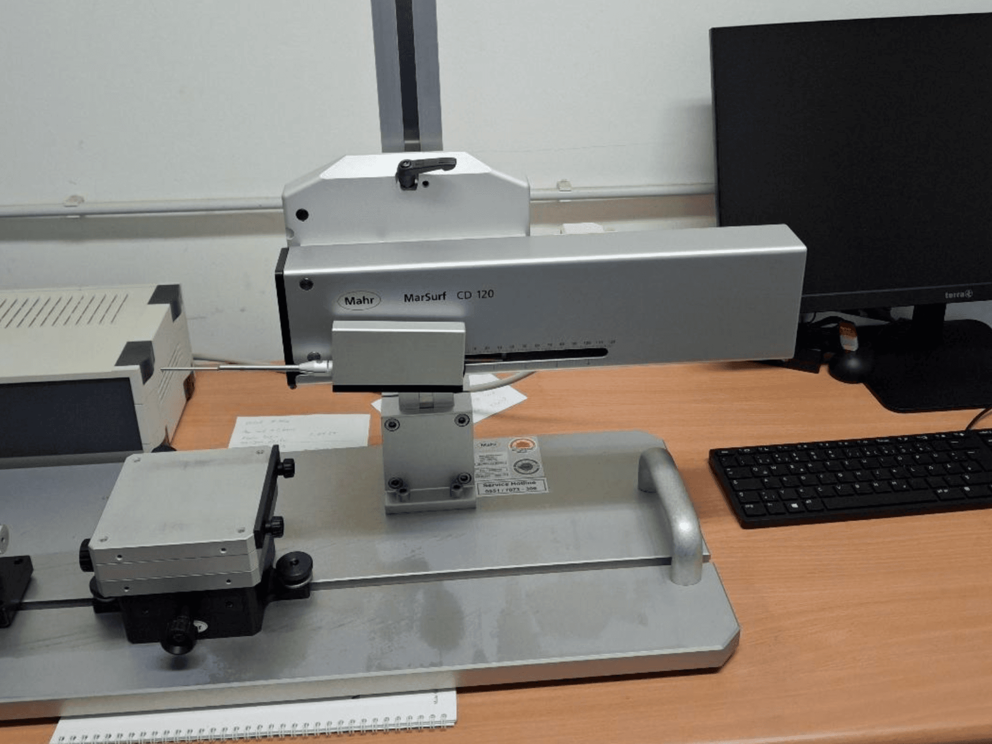 Mahr MARSURF CD 120 CMM van voren gezien, met meetkop, bedieningspaneel en gemonteerde meettafel.