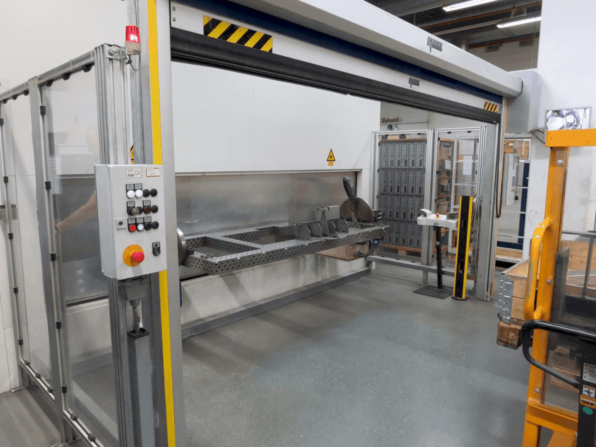 Vooraanzicht van TRUMPF TruLaser Robot 5020 machine