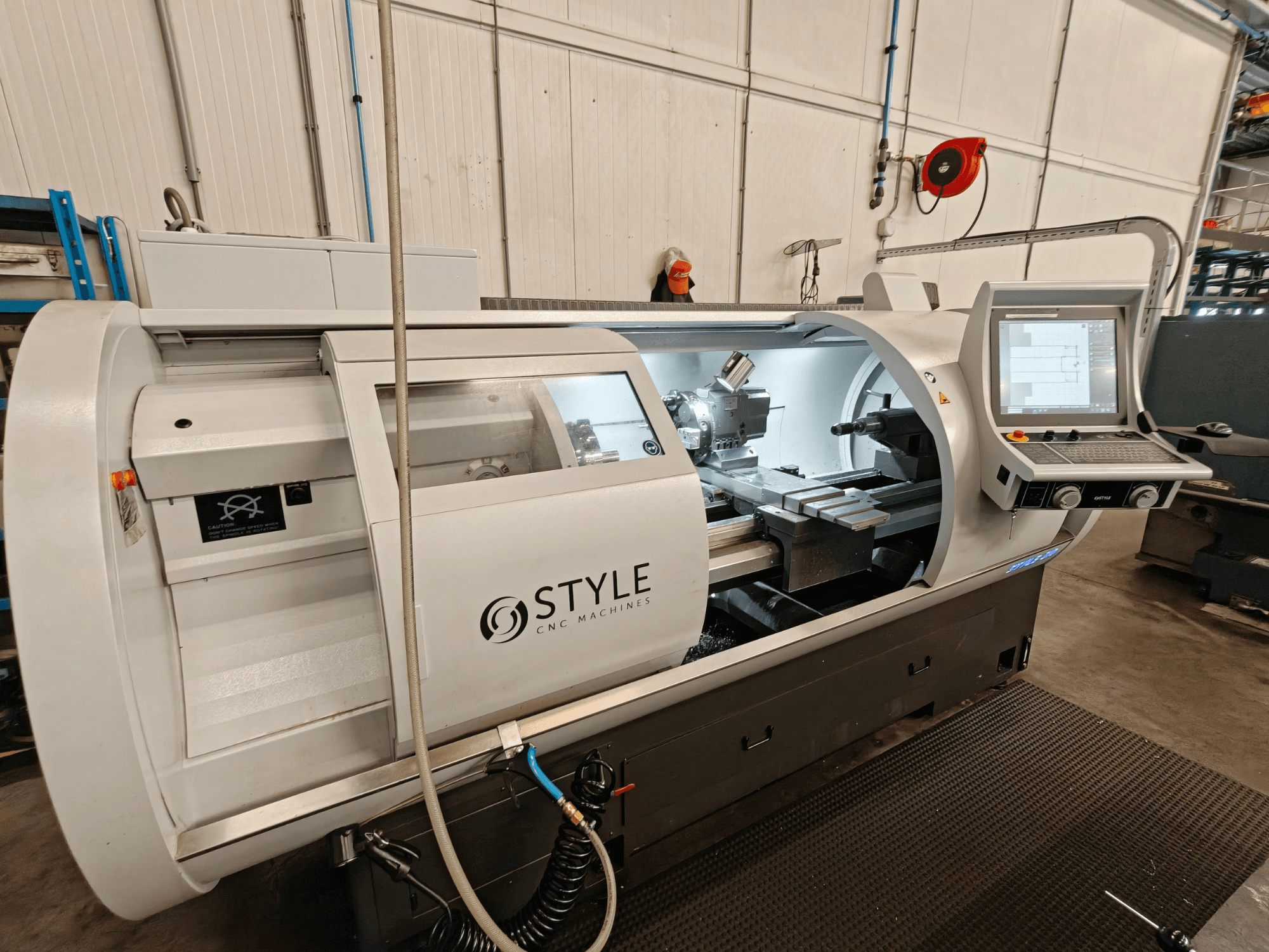 STYLE 510 horizontale draaimachine, vooraanzicht, met bedieningspaneel en snijgereedschappen zichtbaar in de werkruimte.