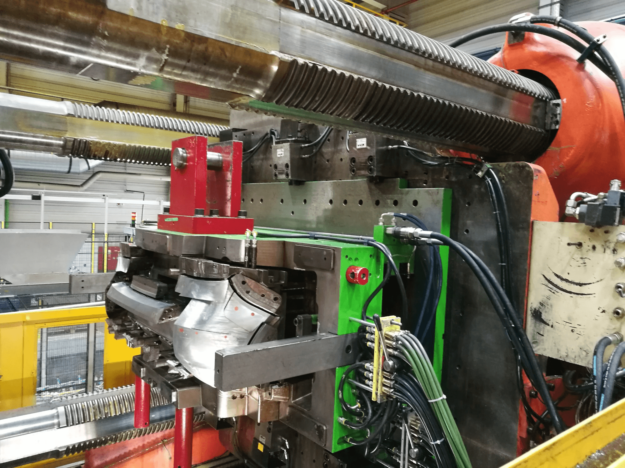 Links zicht van Husky EL 4000 RS 170/145 machine