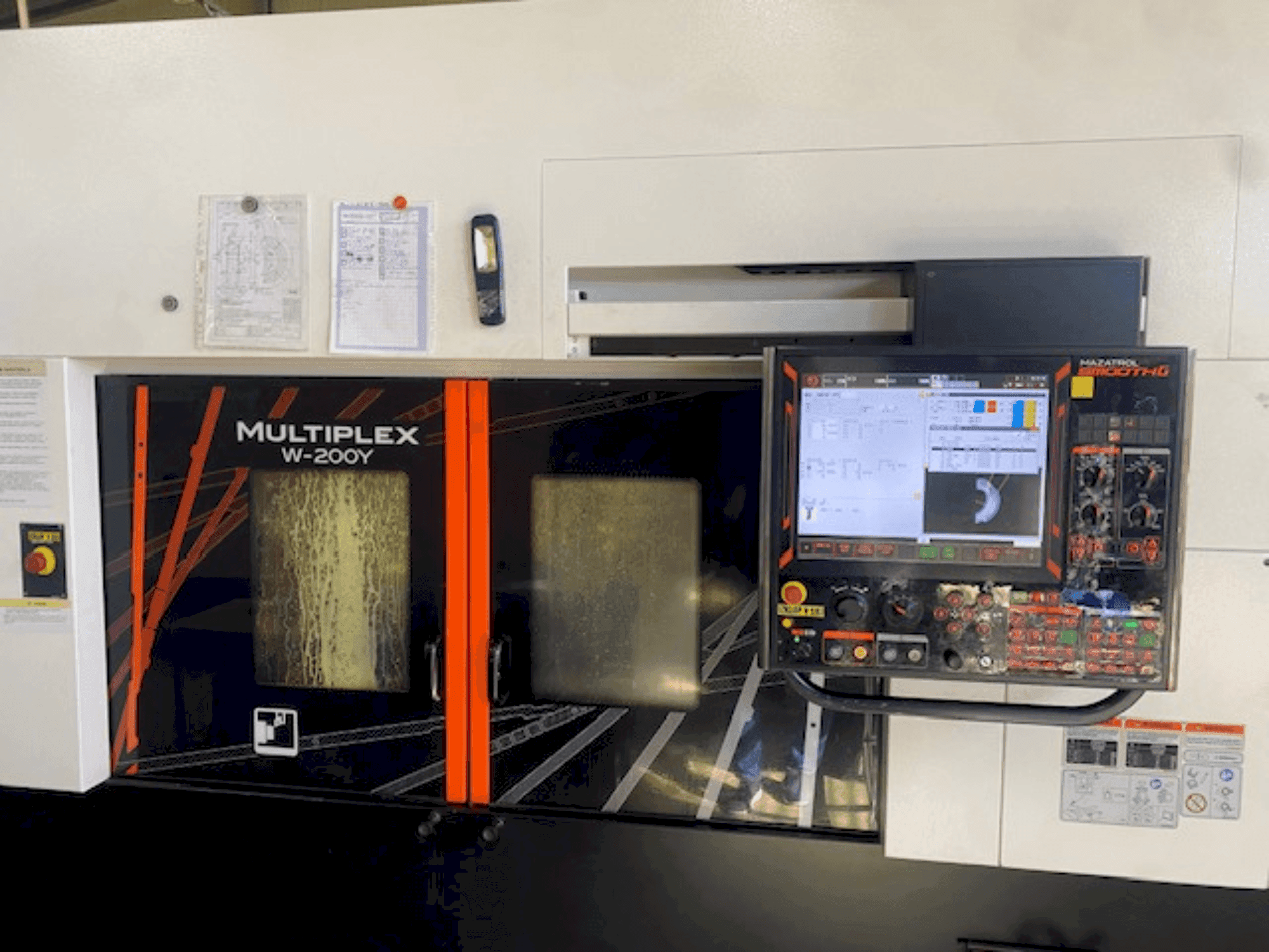 Vooraanzicht van Mazak multiplex 200 y machine